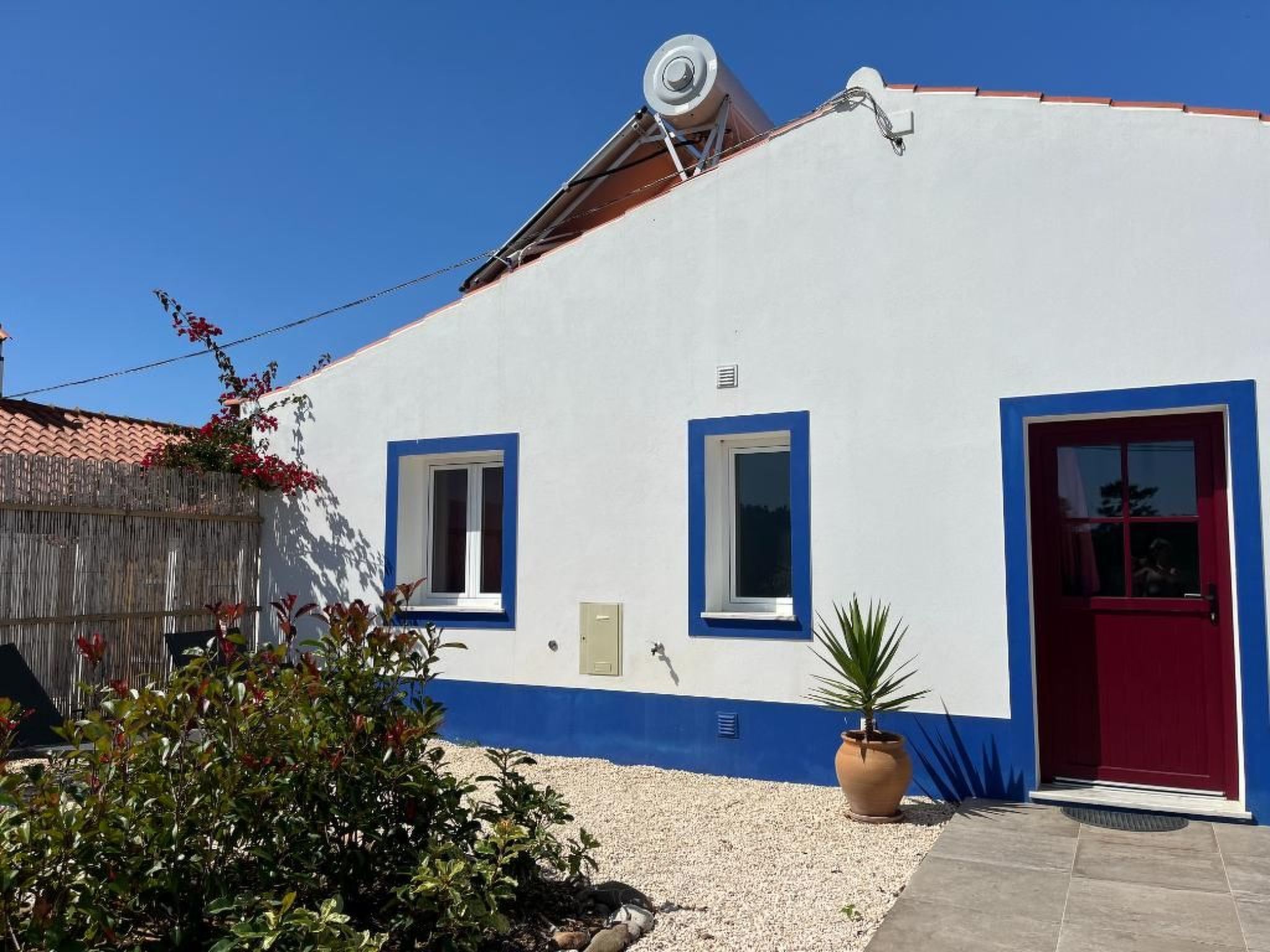 Auf dem Lande in der Nähe des Strandes-Drinnen