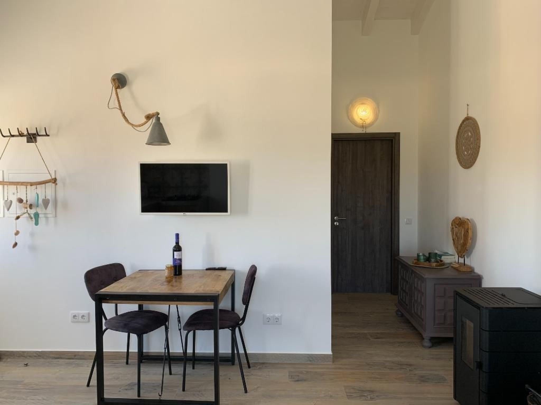 Auf dem Lande in der Nähe des Strandes-Drinnen