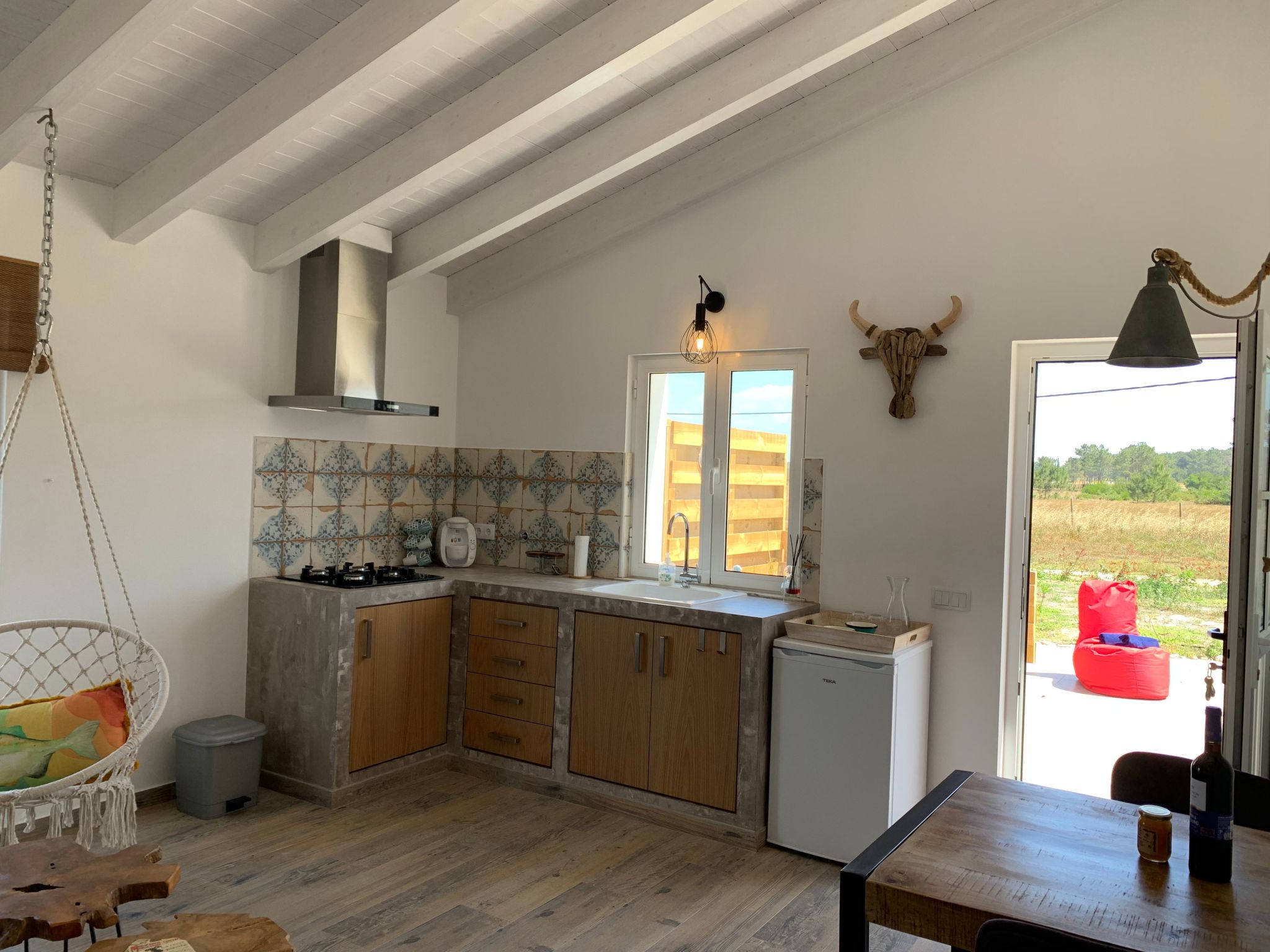 Auf dem Lande in der Nähe des Strandes-Drinnen