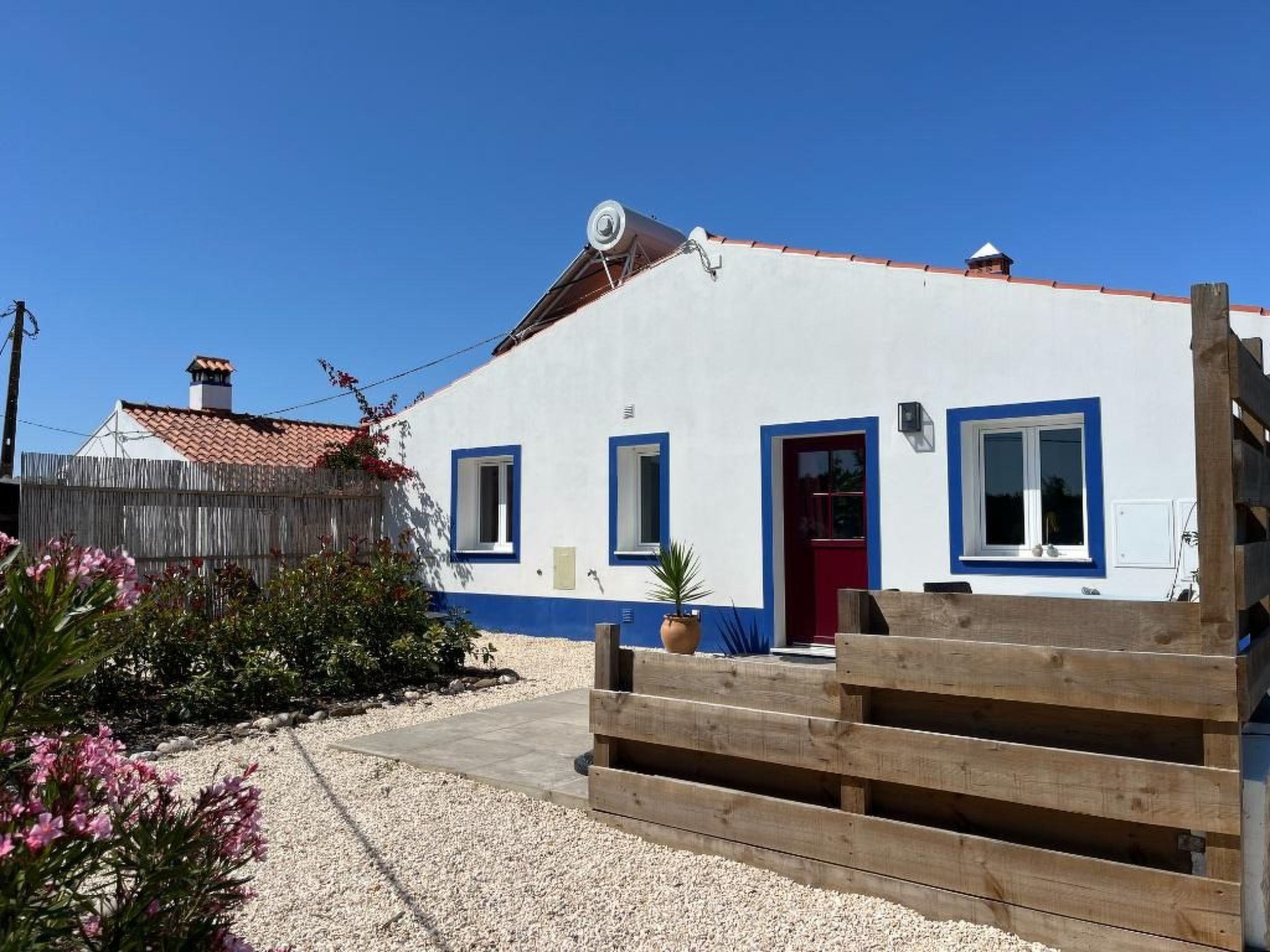 Auf dem Lande in der Nähe des Strandes-Drinnen