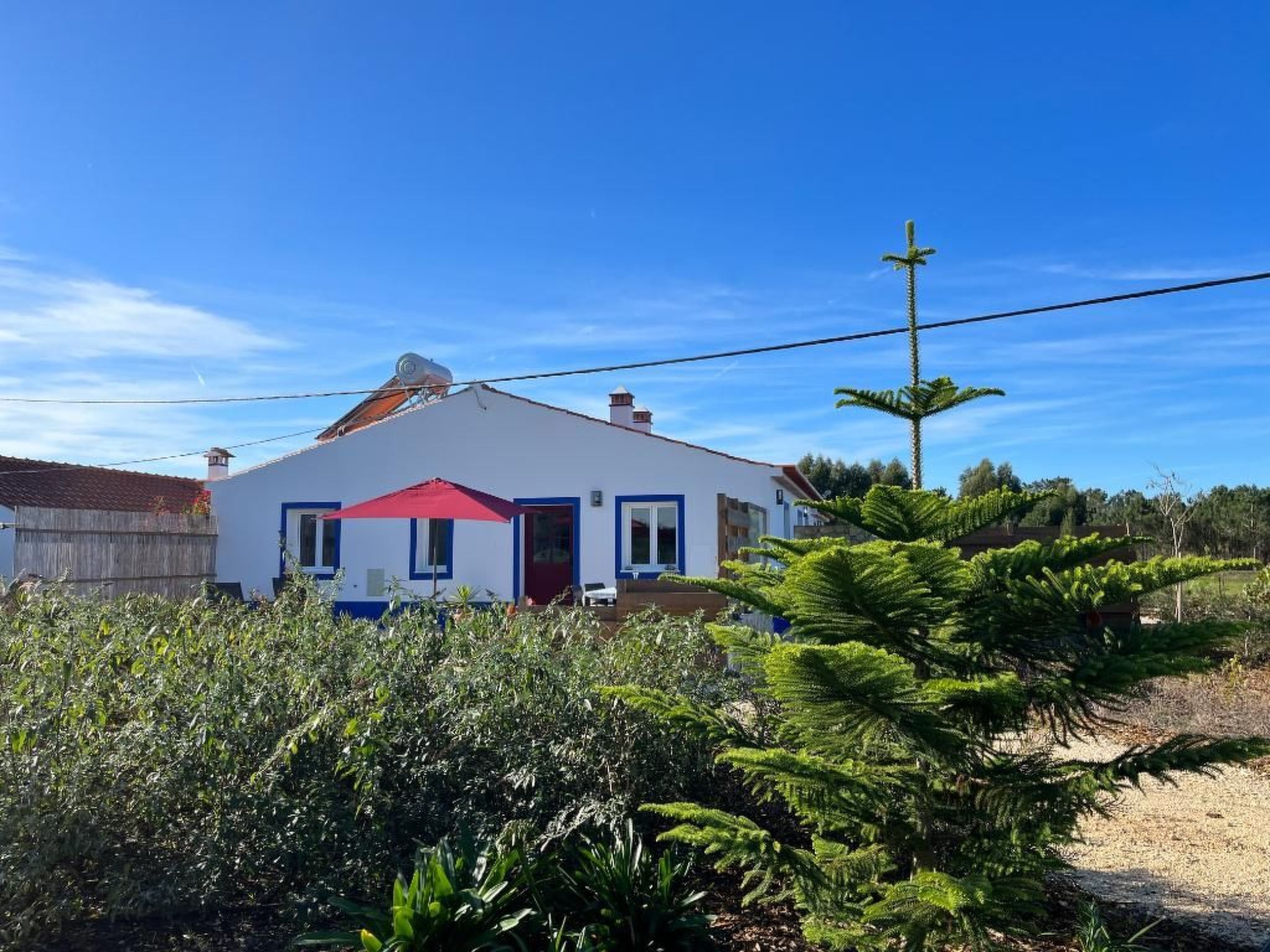 Auf dem Lande in der Nähe des Strandes-Drinnen