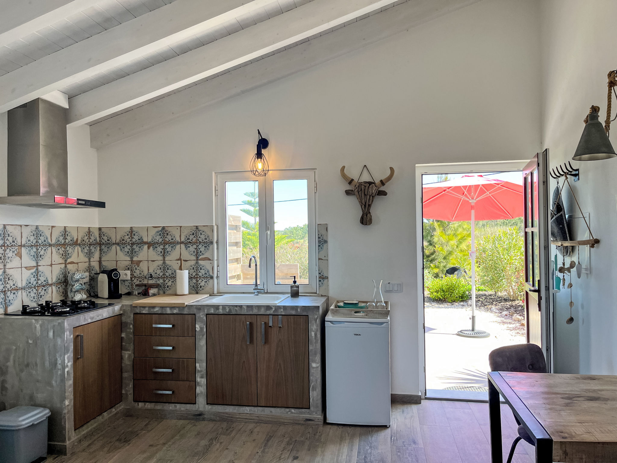 Maison auf dem Lande in der Nähe des Strandes – Cuisine et coin repas, photo 9 sur 20