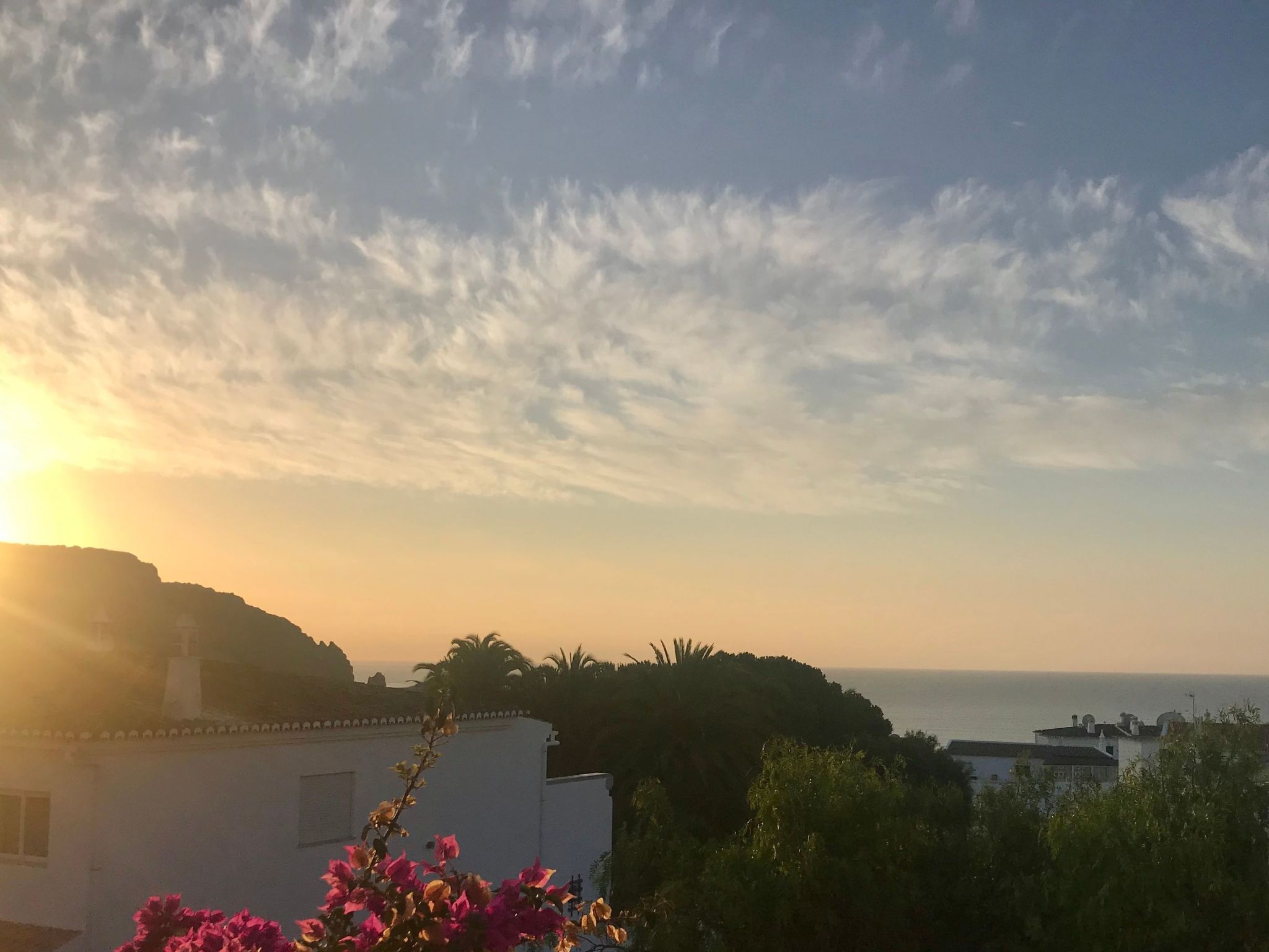 Het vakantiehuis is centraal gelegen in Luz (Lagos) en is geschikt voor maximaal vier personen. Door de ligging van het huis op een heuvel hebben gasten vanaf het balkon en de woon/eetkamer een pracht..