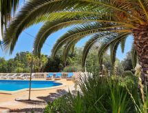 mit Terrasse und Gemeinschaftspool
