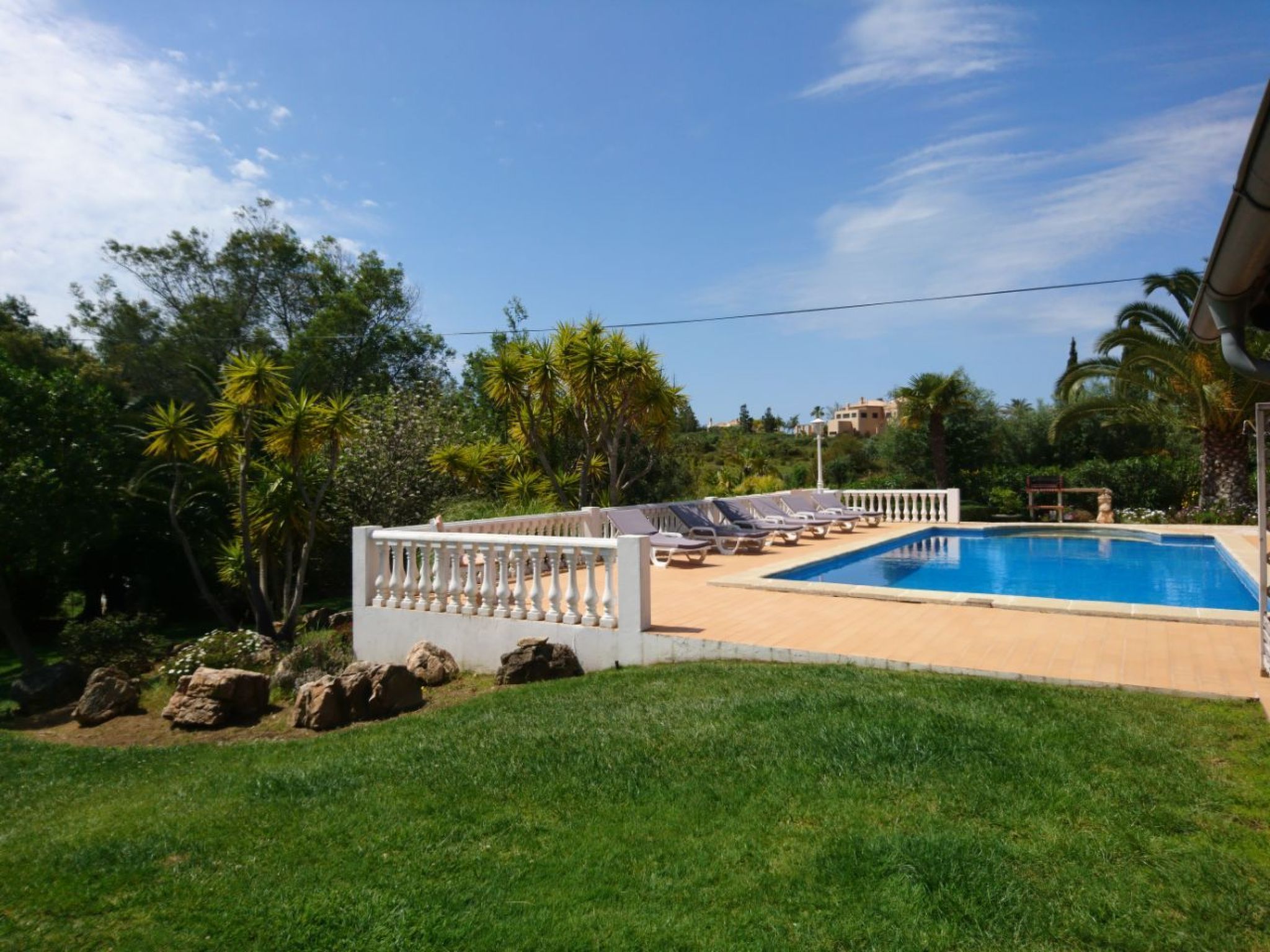 Mit Terrasse und Gemeinschaftspool-Buiten