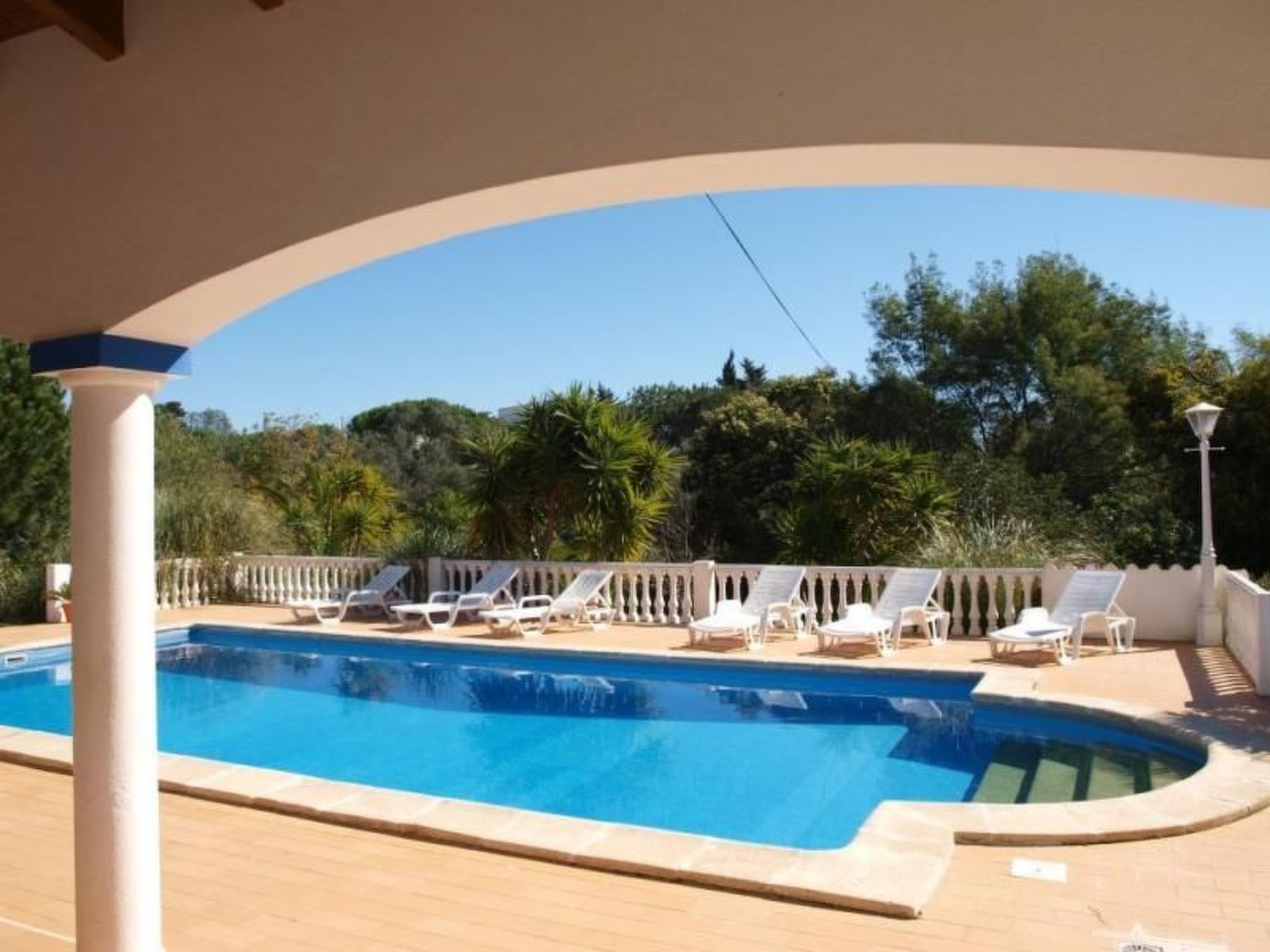 Mit Terrasse und Gemeinschaftspool-Buiten