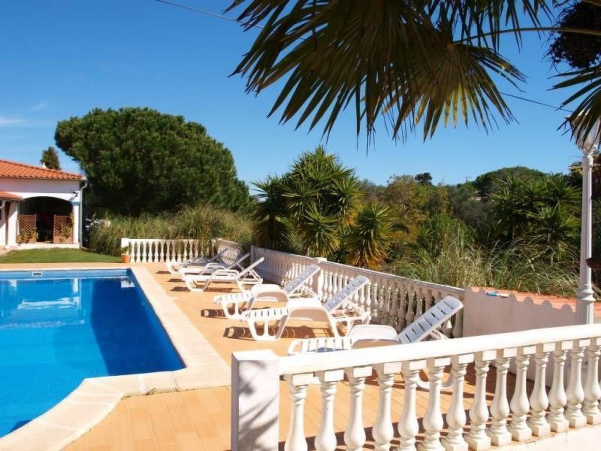 Mit Terrasse und Gemeinschaftspool-Buiten