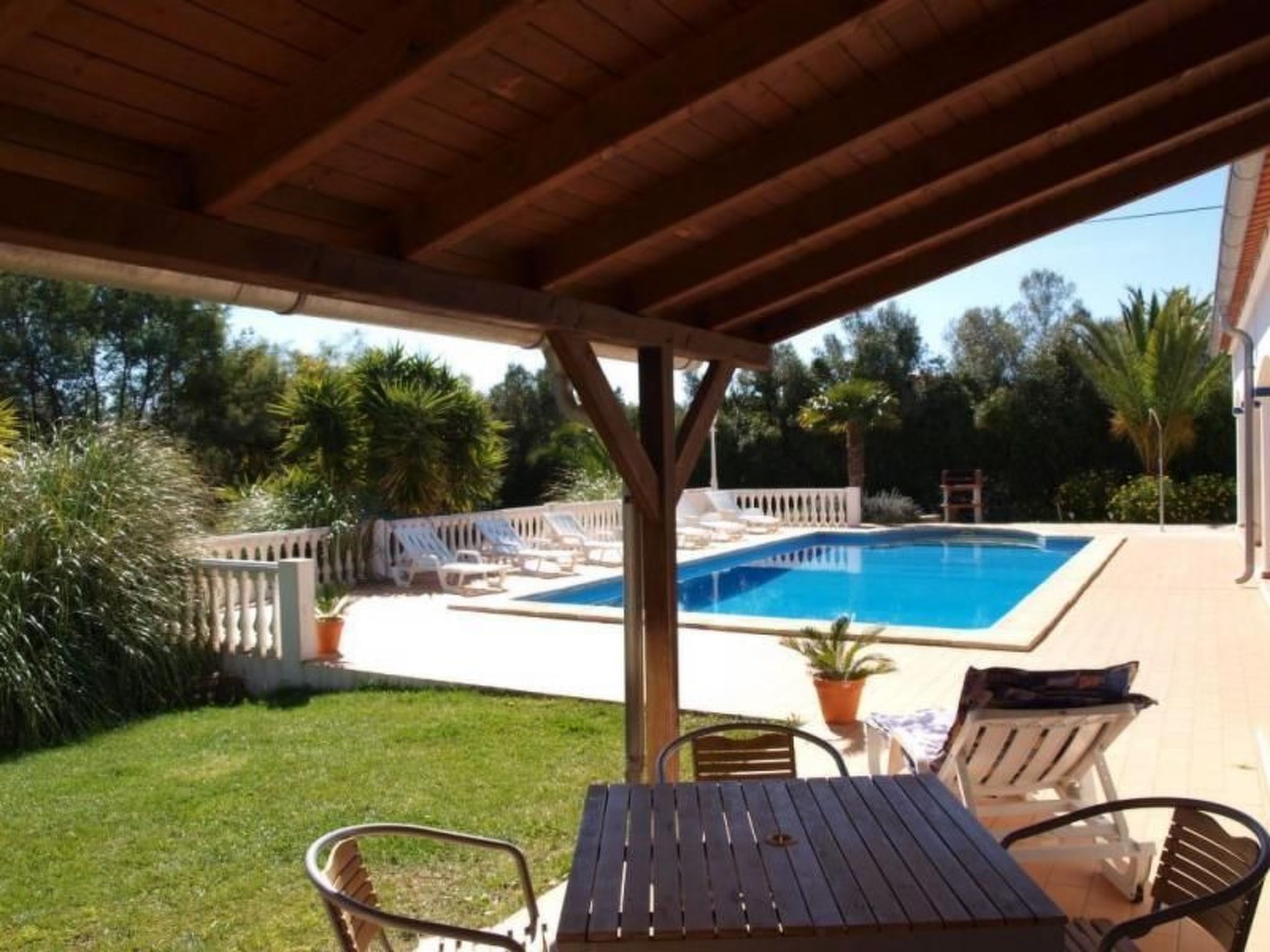 Mit Terrasse und Gemeinschaftspool-Buiten