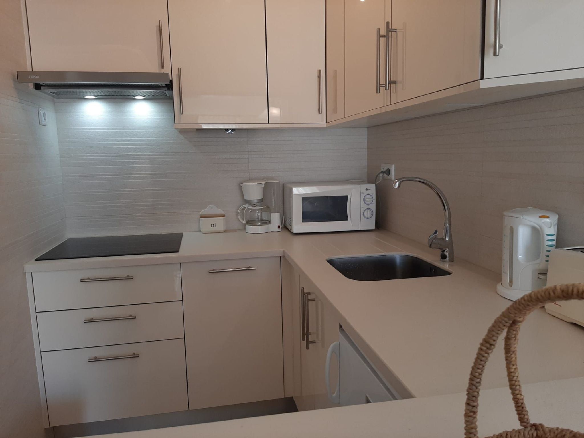 Wohnung mit Infinity-Pool-Image-tags.info