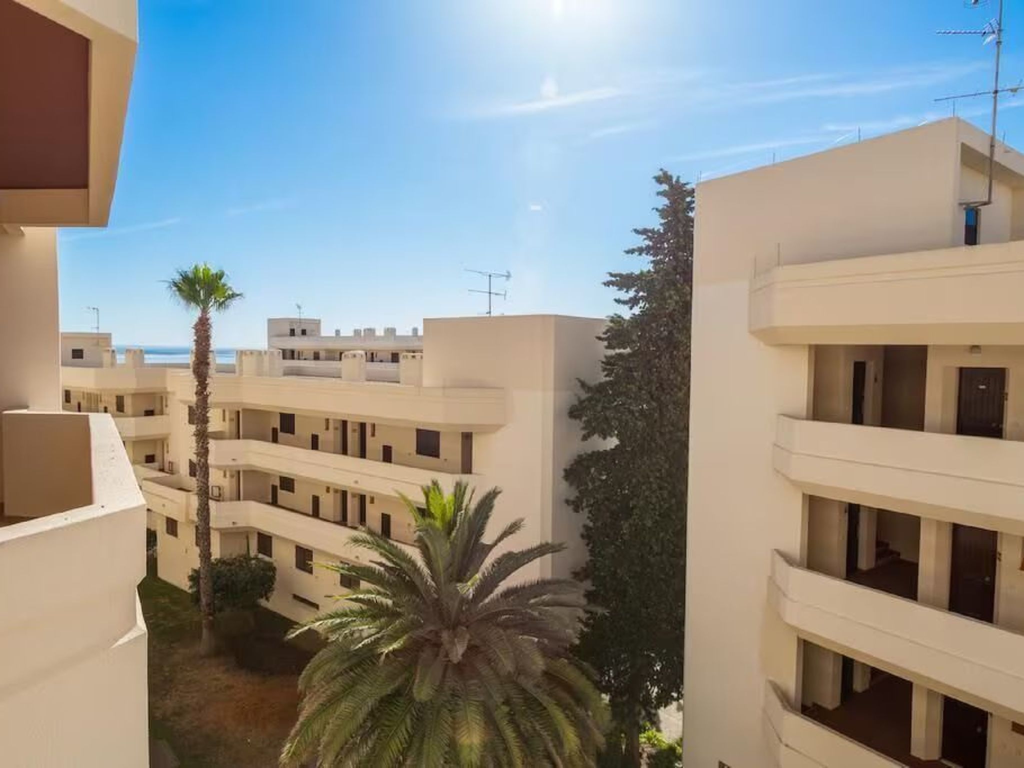 Wohnung mit Infinity-Pool-Image-tags.info