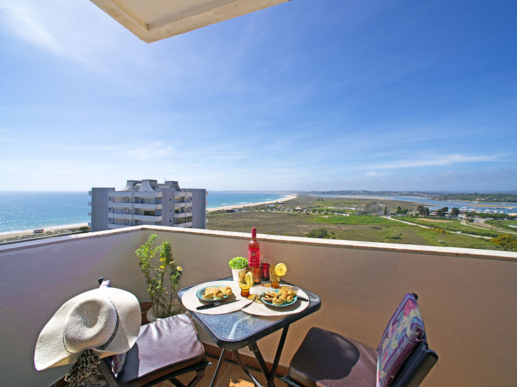 "Alvor Bay Dream", studio 1-kamer 26 m2, op de bovenverdieping. Gedeeltelijk gerenoveerd in 2023, zeer doelmatig en gezellig ingericht: met 1 2-pers bed (150 cm, lengte 195 cm), eettafel, Kabel-TV en ..