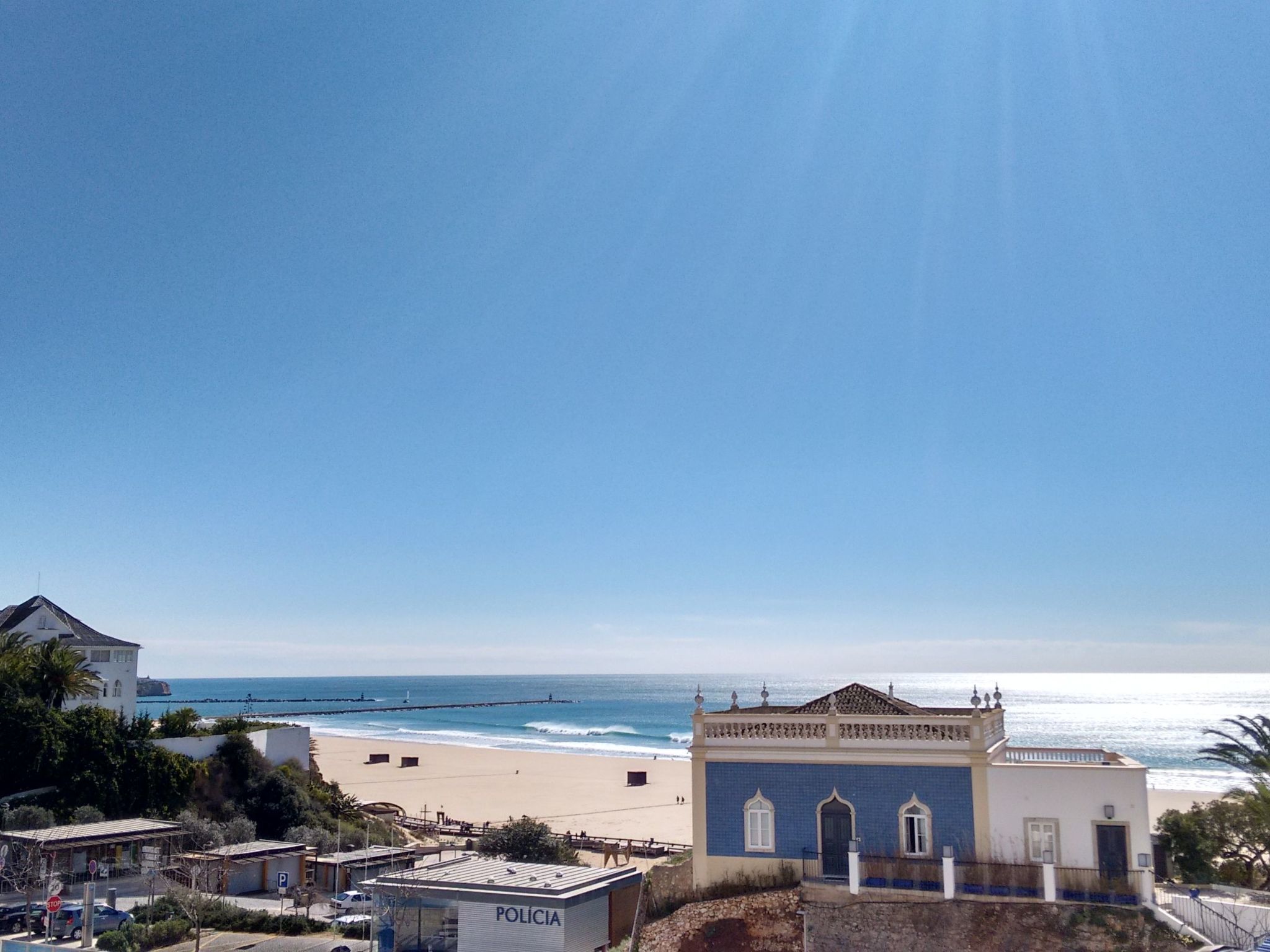 "Peixes" mit Blick auf das Wasser