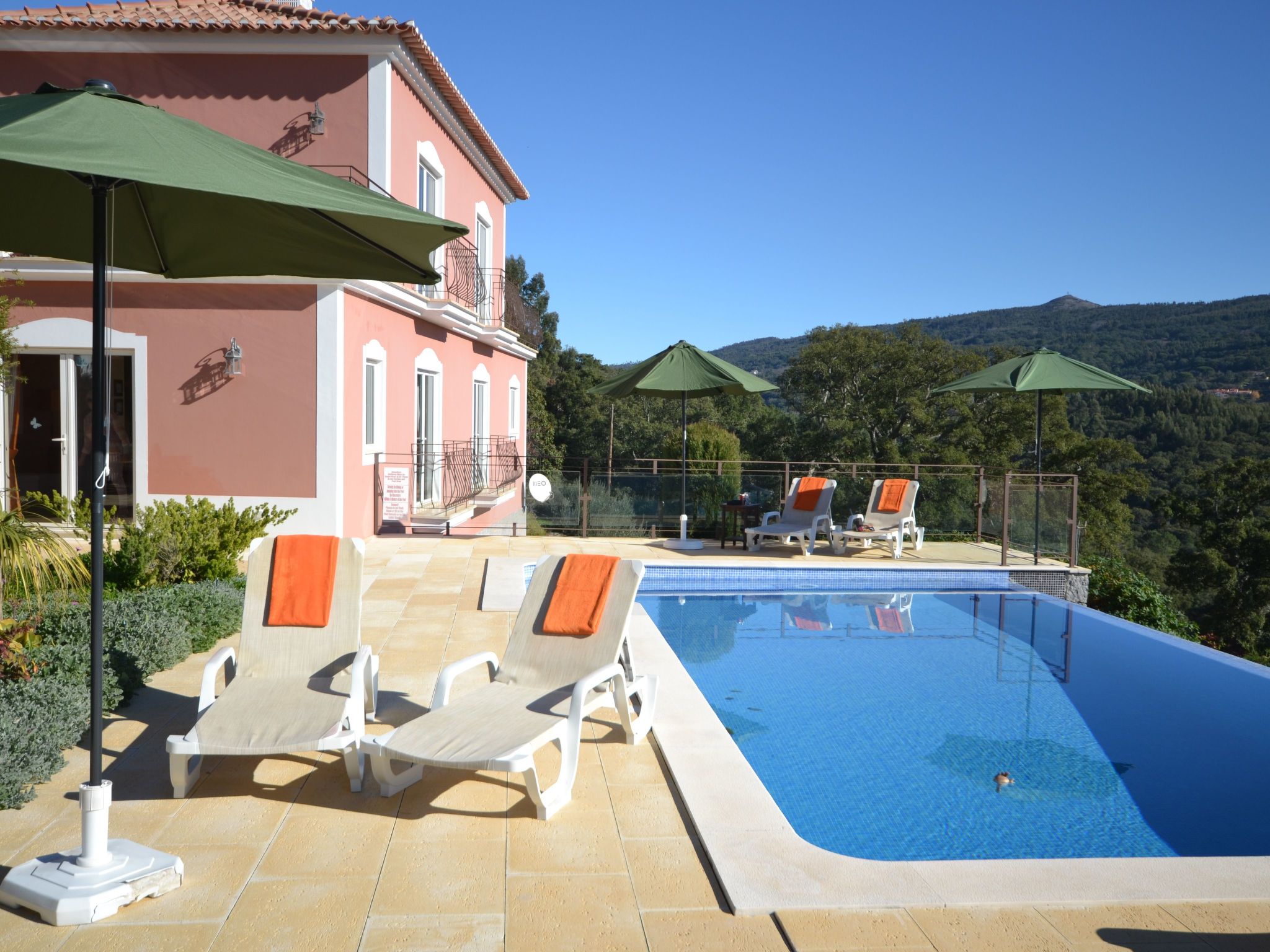 Luxuriöse Privatvilla mit Infinity-Pool