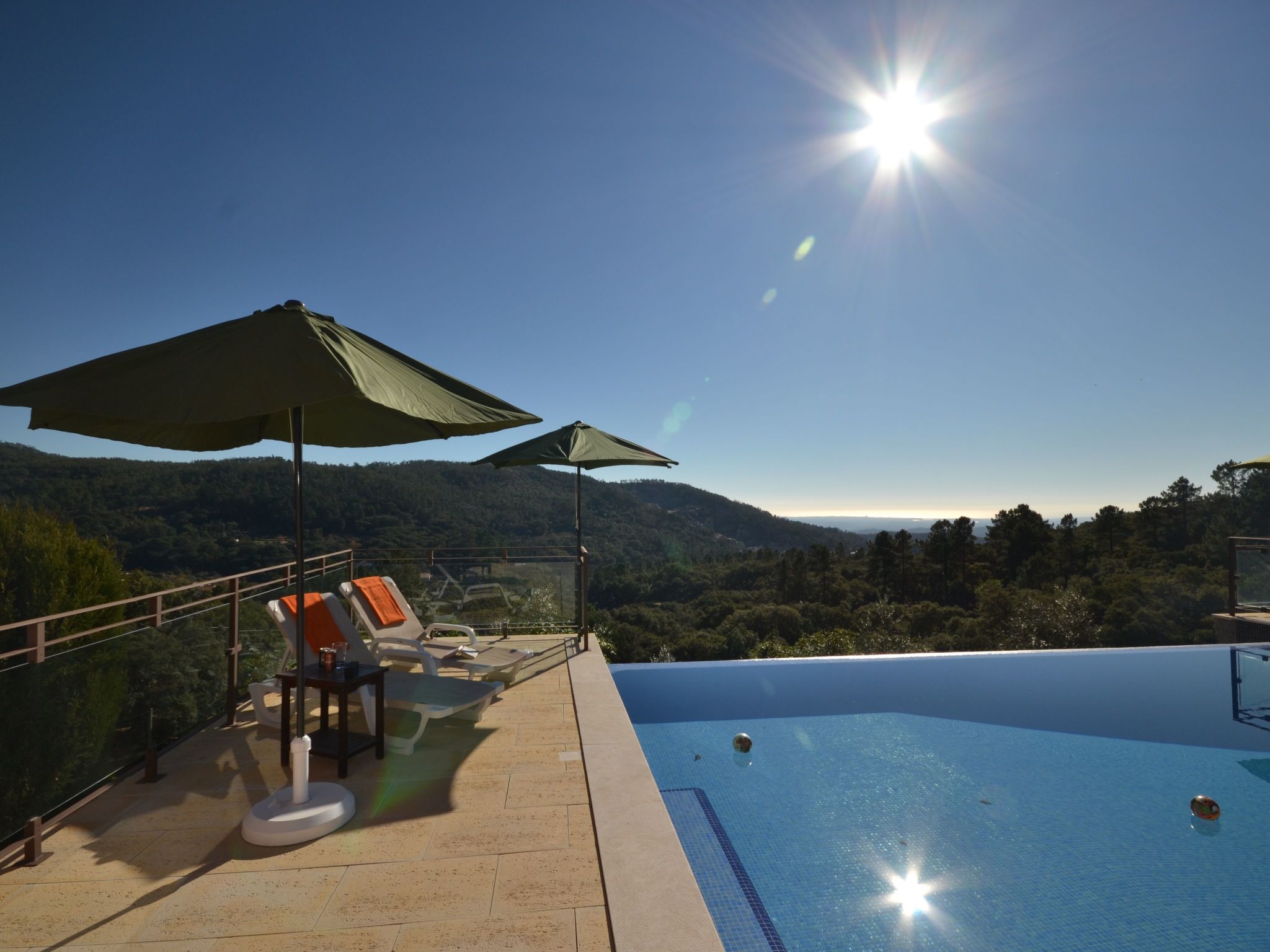 Luxuriöse Privatvilla mit Infinity-Pool-Drinnen