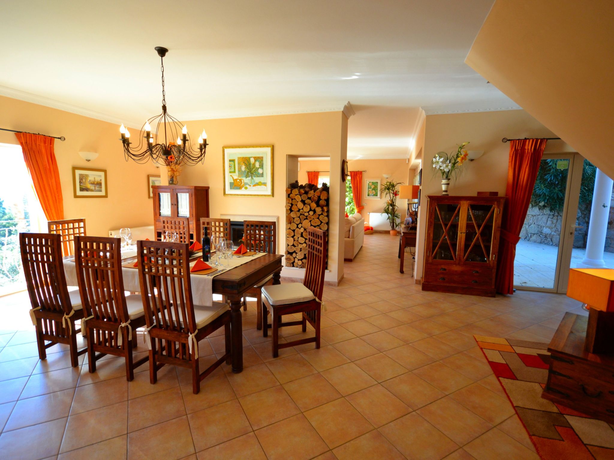 Luxuriöse Privatvilla mit Infinity-Pool-Drinnen