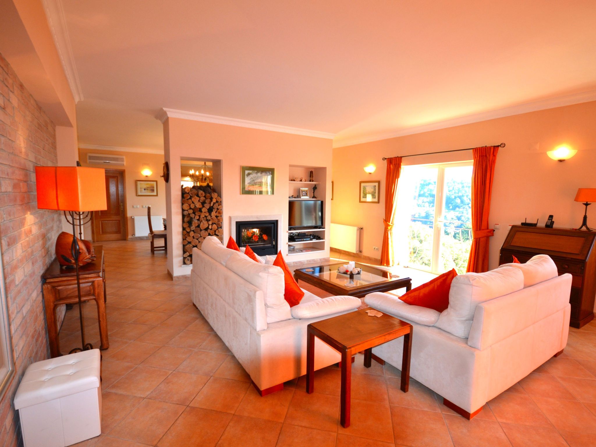 Luxuriöse Privatvilla mit Infinity-Pool-Drinnen