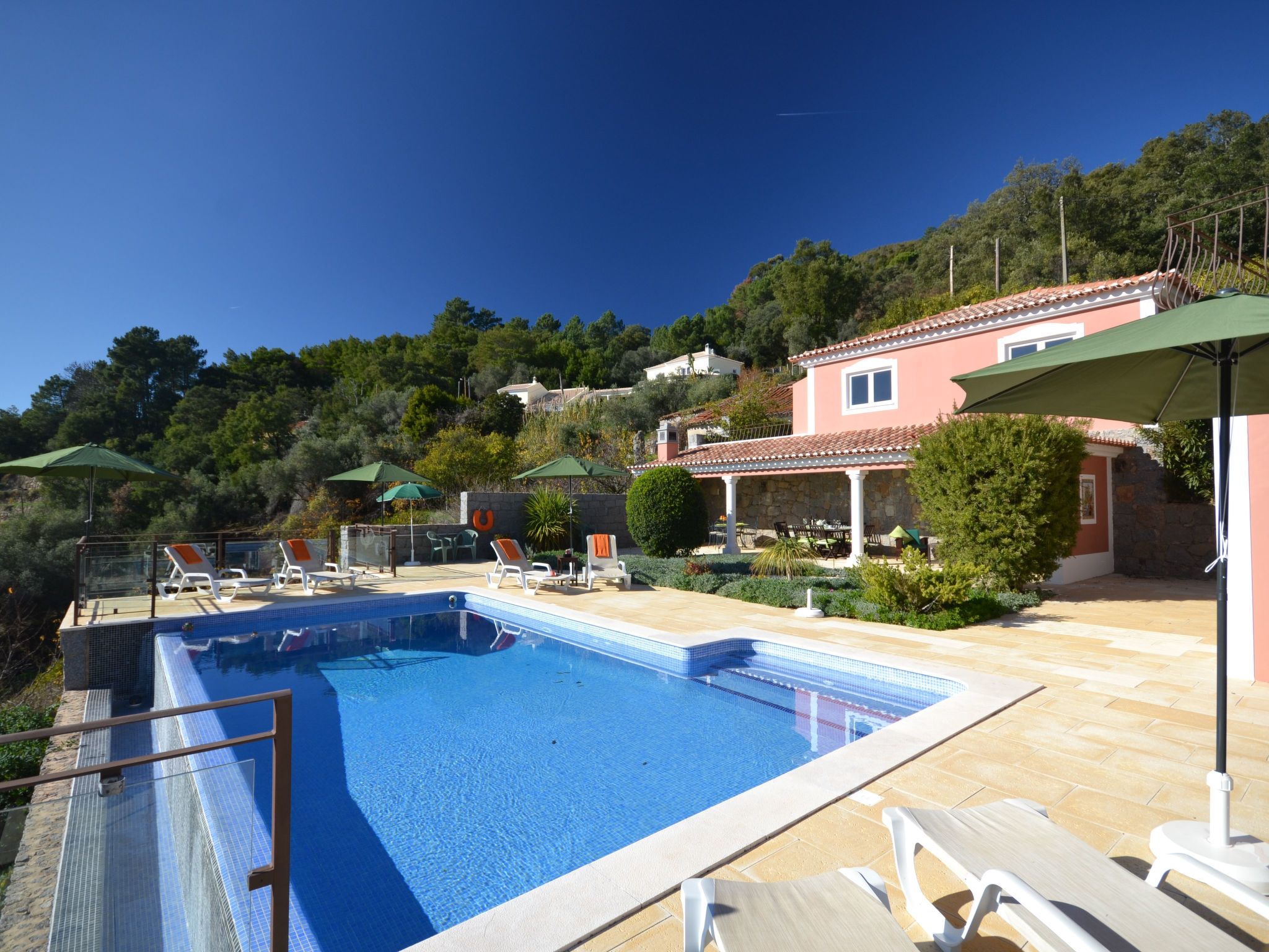 Luxuriöse Privatvilla mit Infinity-Pool-Drinnen