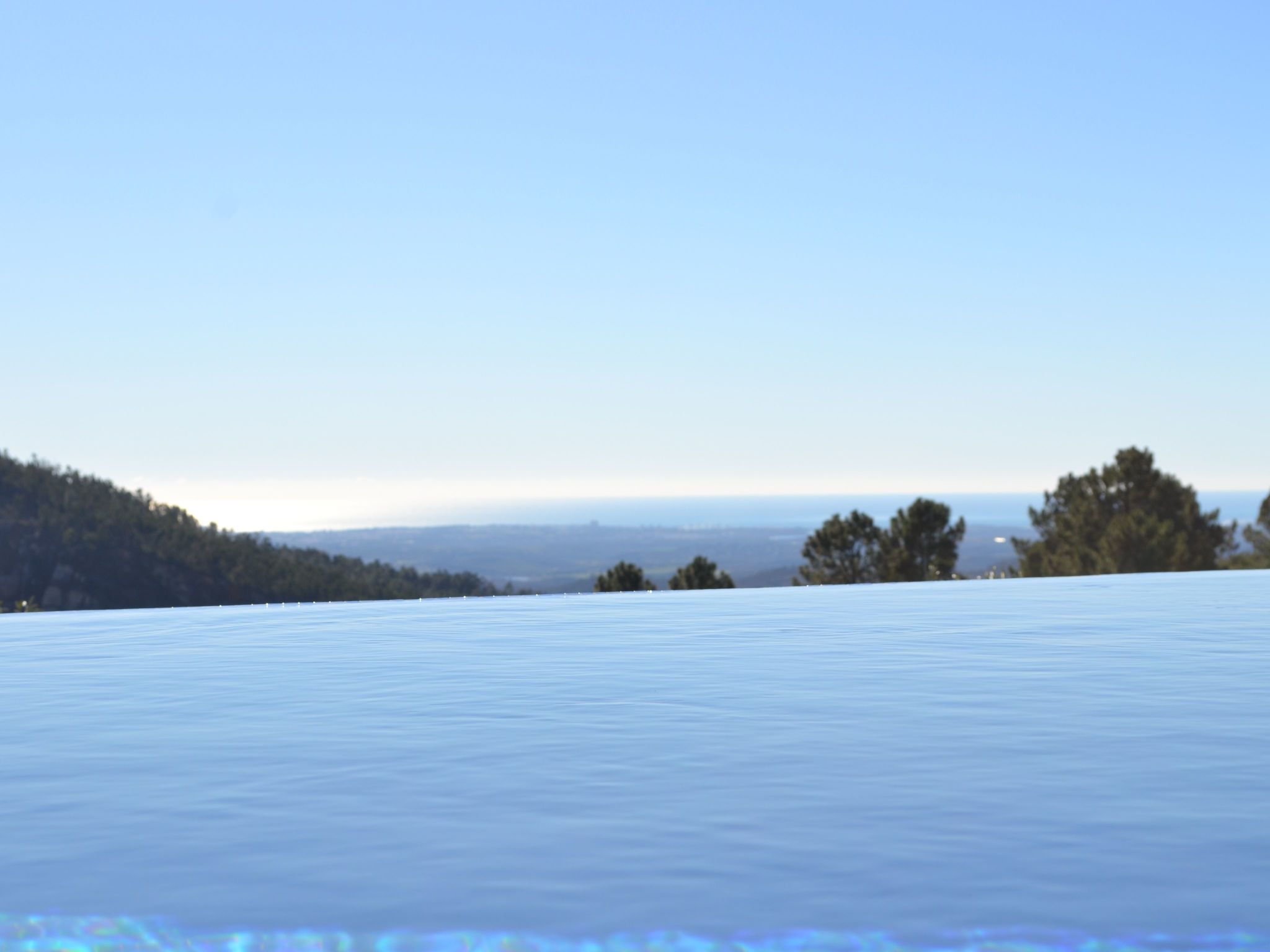 Luxuriöse Privatvilla mit Infinity-Pool-Drinnen