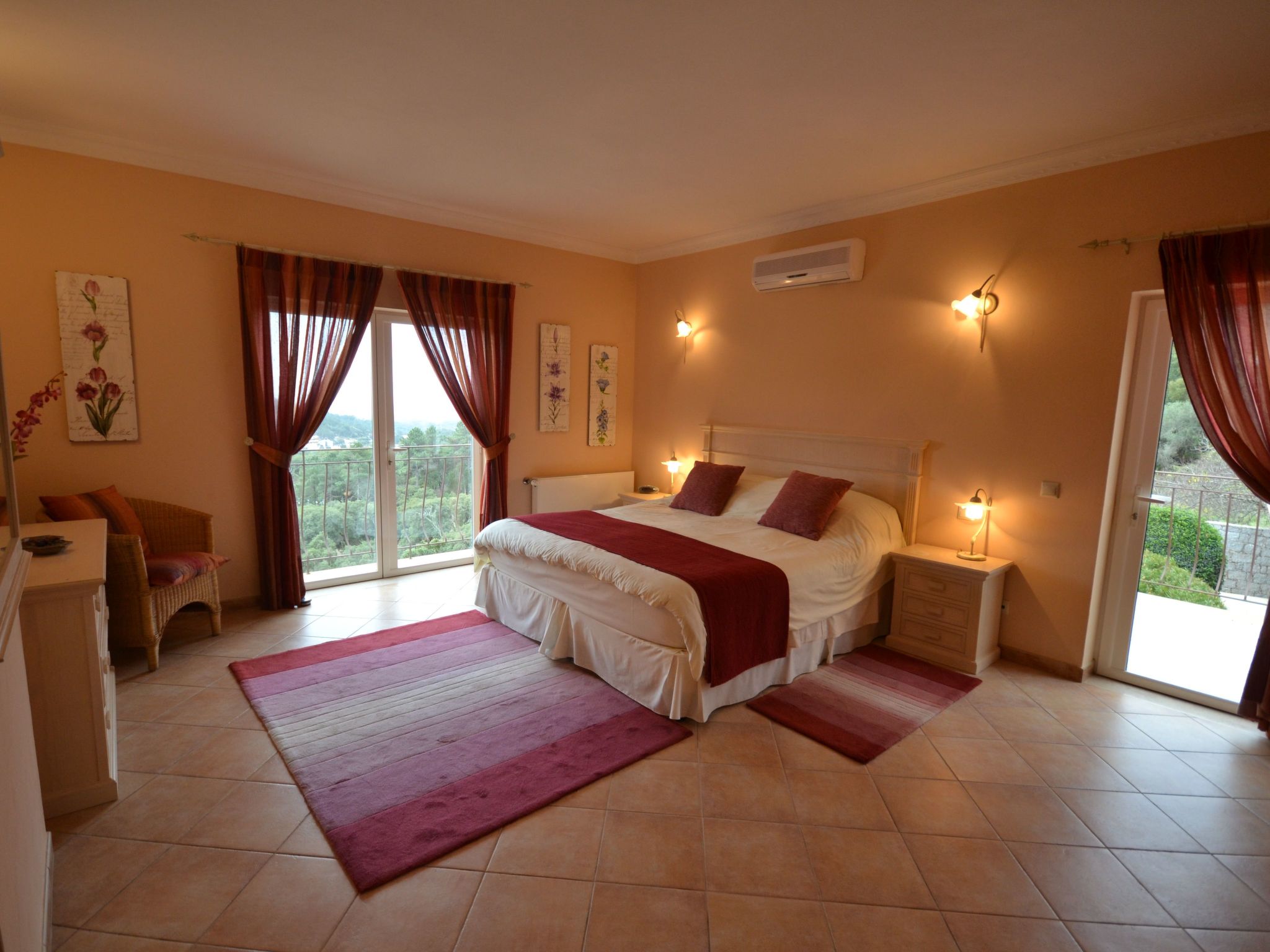 Luxuriöse Privatvilla mit Infinity-Pool-Drinnen