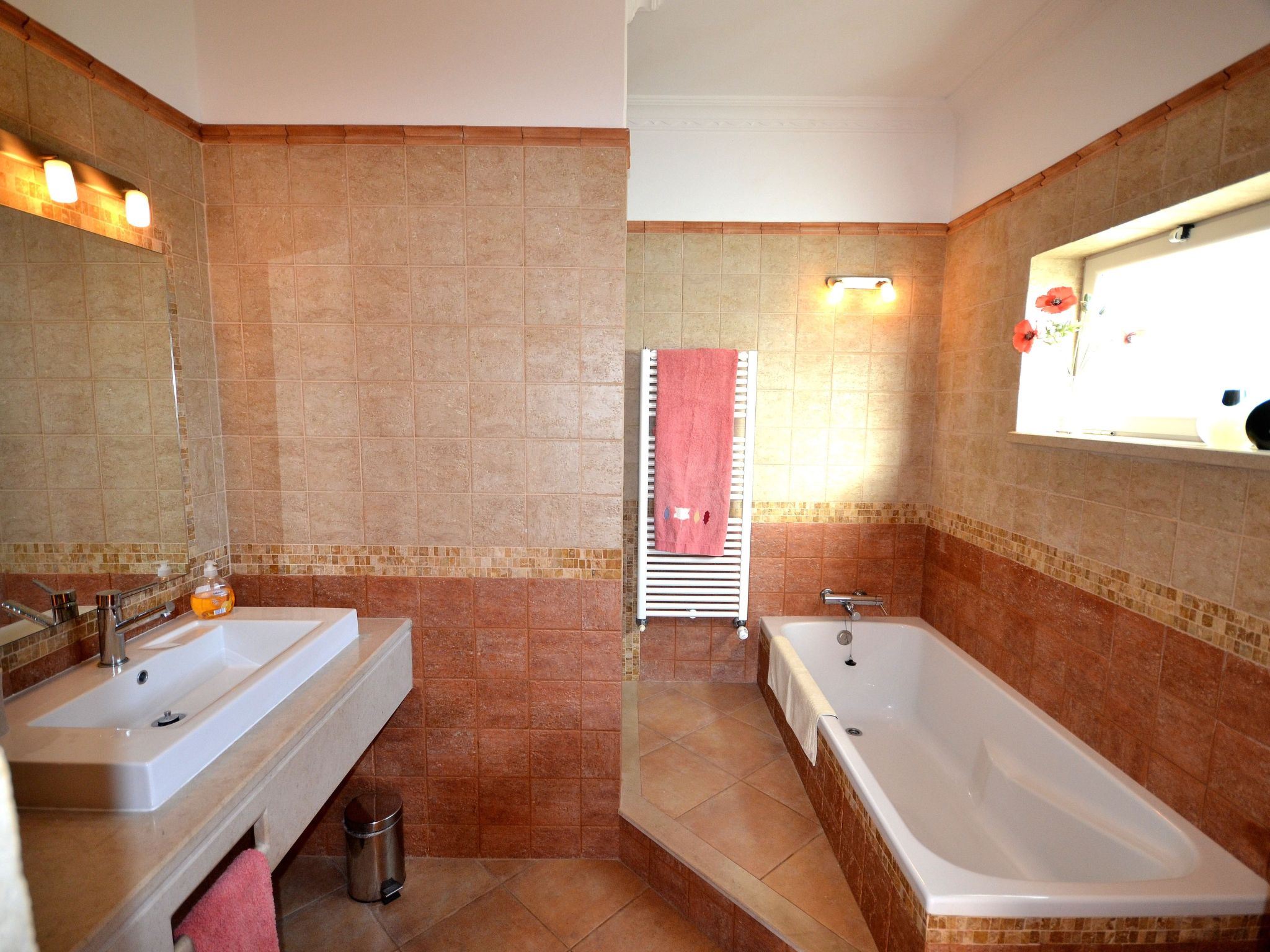 Luxuriöse Privatvilla mit Infinity-Pool-Drinnen