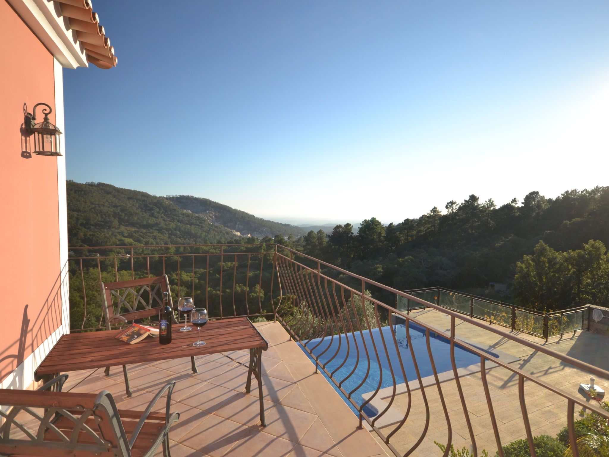 Luxuriöse Privatvilla mit Infinity-Pool-Drinnen