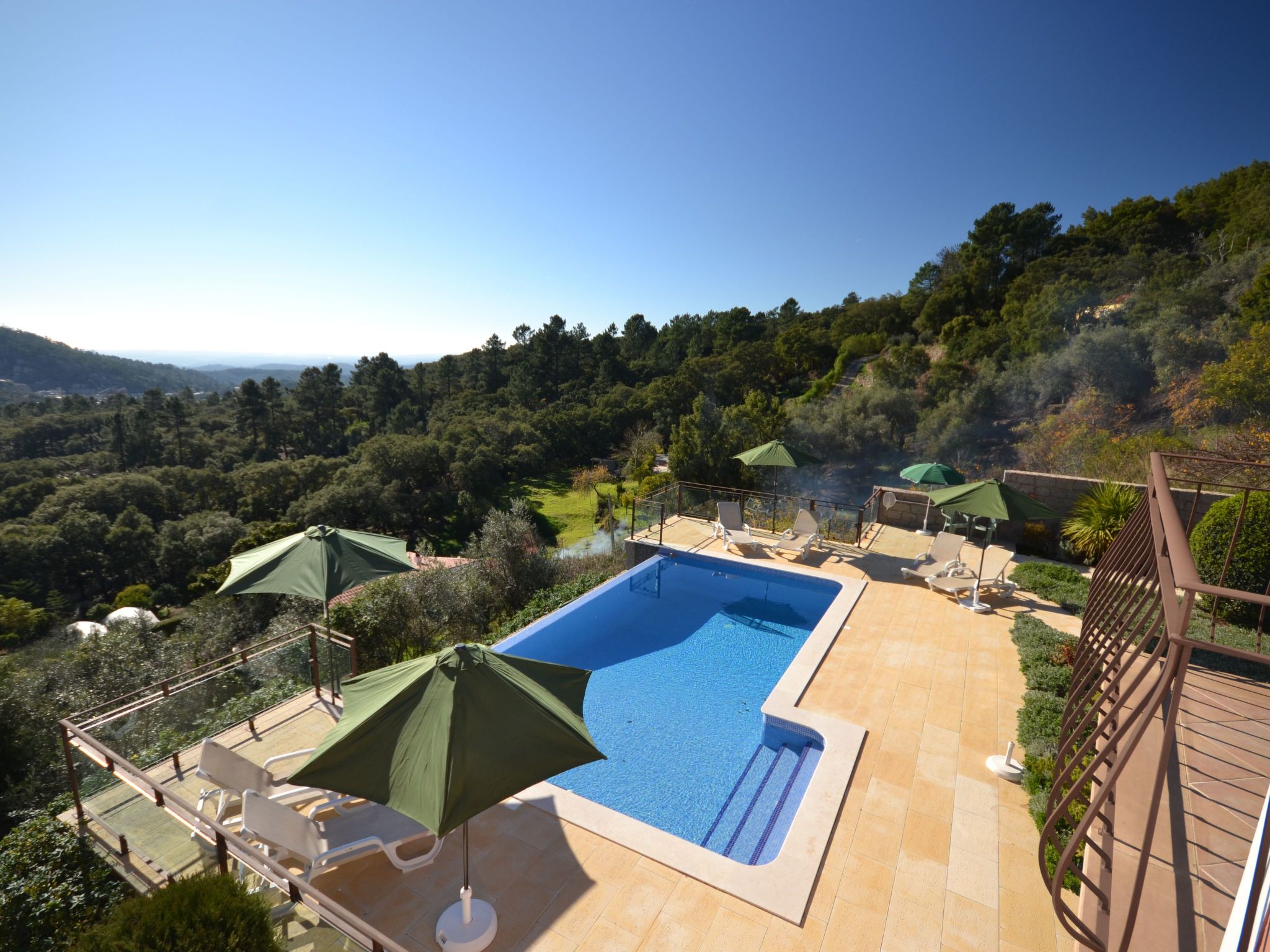 Luxuriöse Privatvilla mit Infinity-Pool-Drinnen