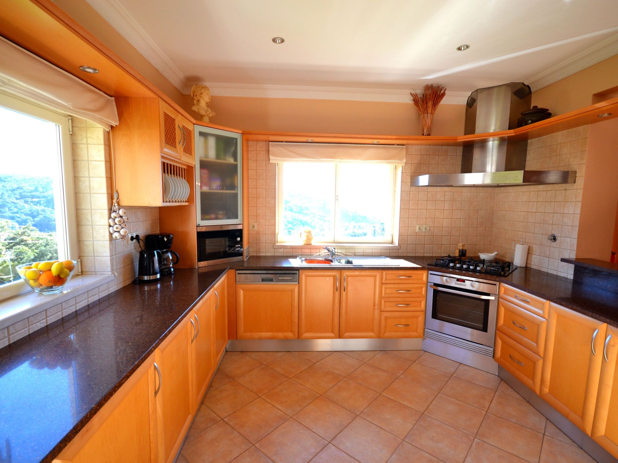 Luxuriöse Privatvilla mit Infinity-Pool-Drinnen