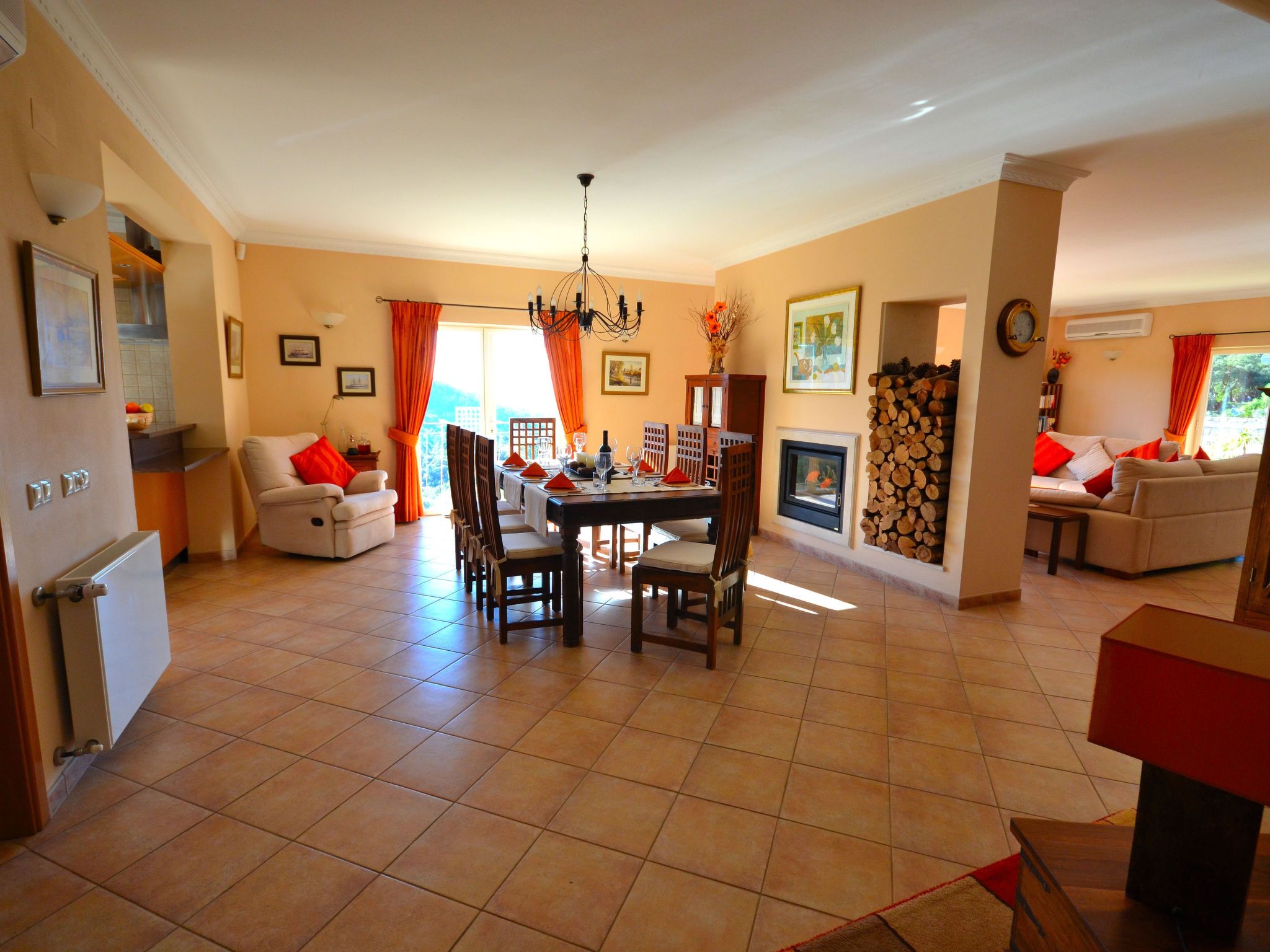 Luxuriöse Privatvilla mit Infinity-Pool-Drinnen