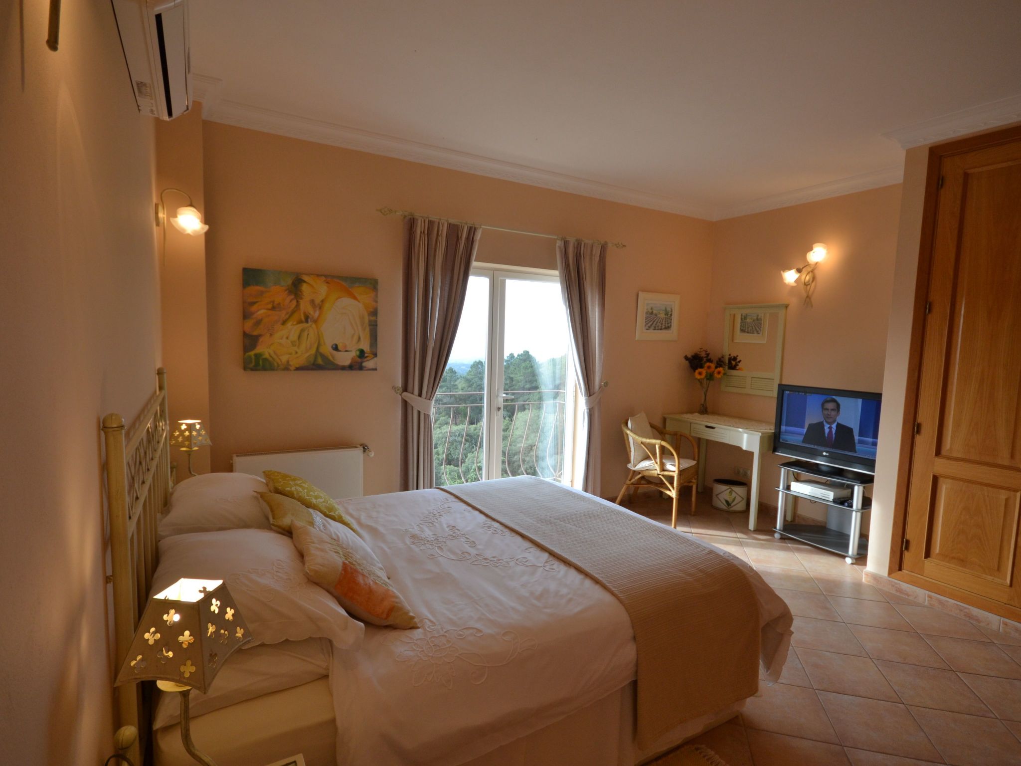 Luxuriöse Privatvilla mit Infinity-Pool-Drinnen