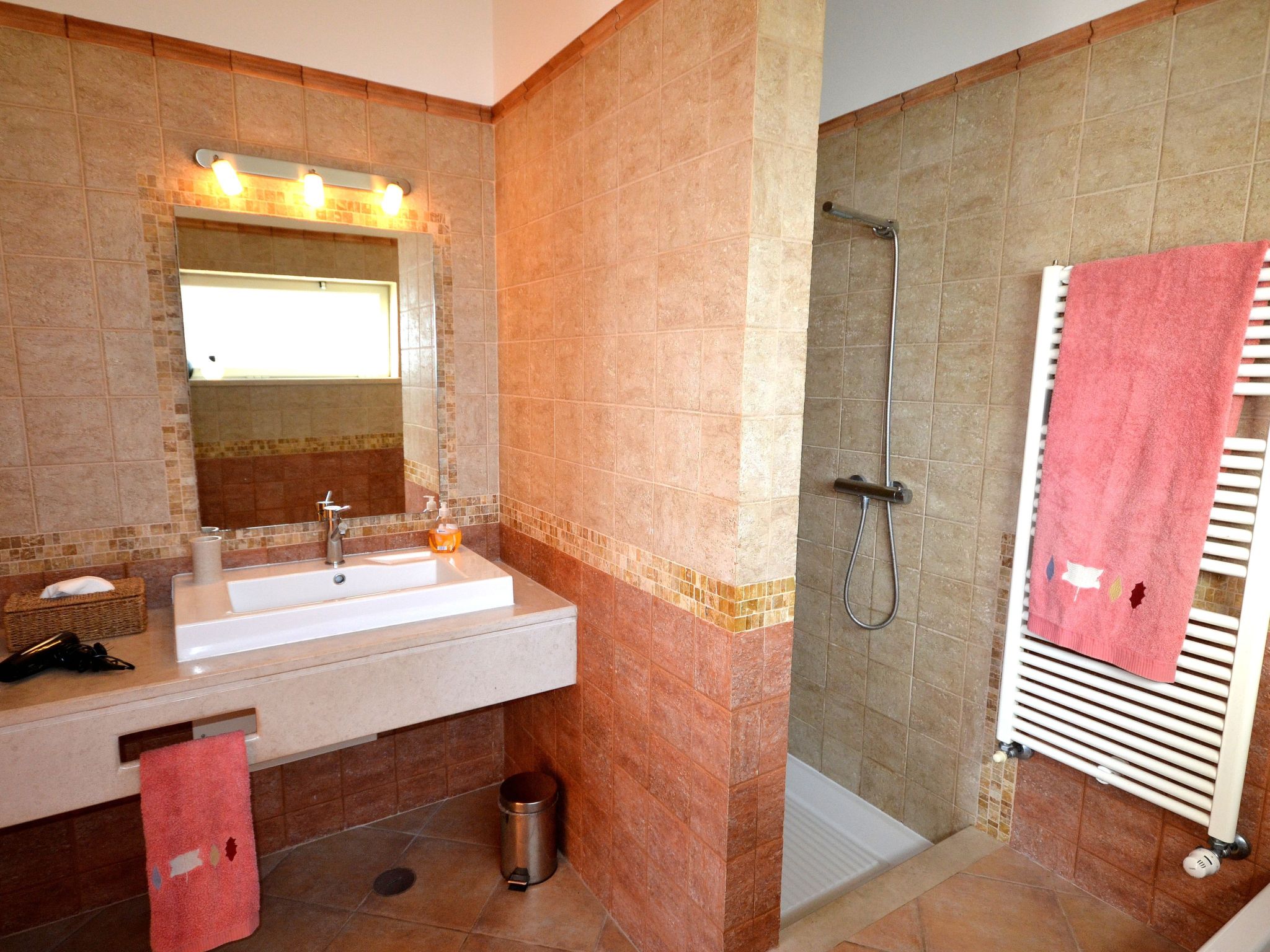 Luxuriöse Privatvilla mit Infinity-Pool-Drinnen