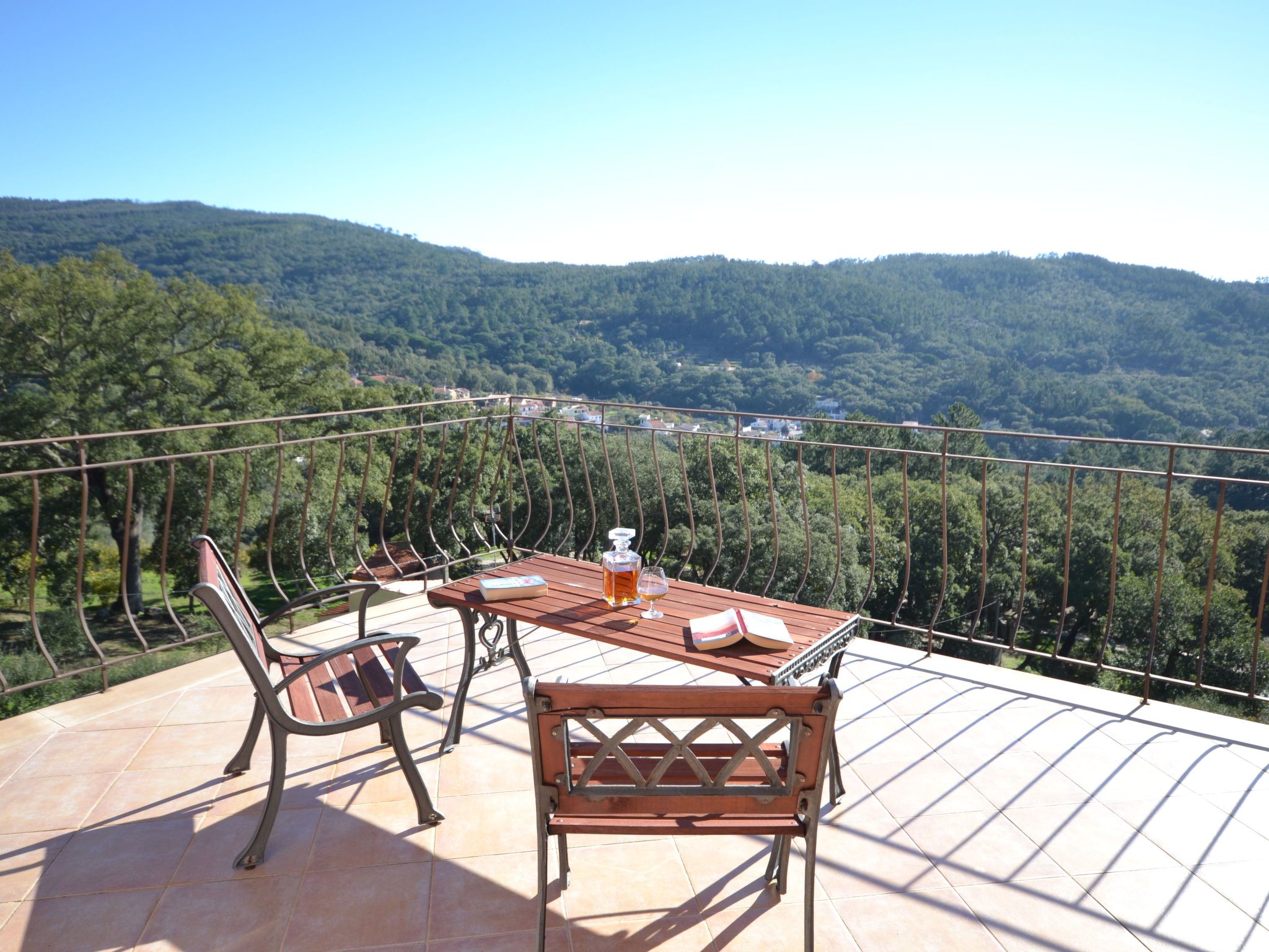 Luxuriöse Privatvilla mit Infinity-Pool-Drinnen