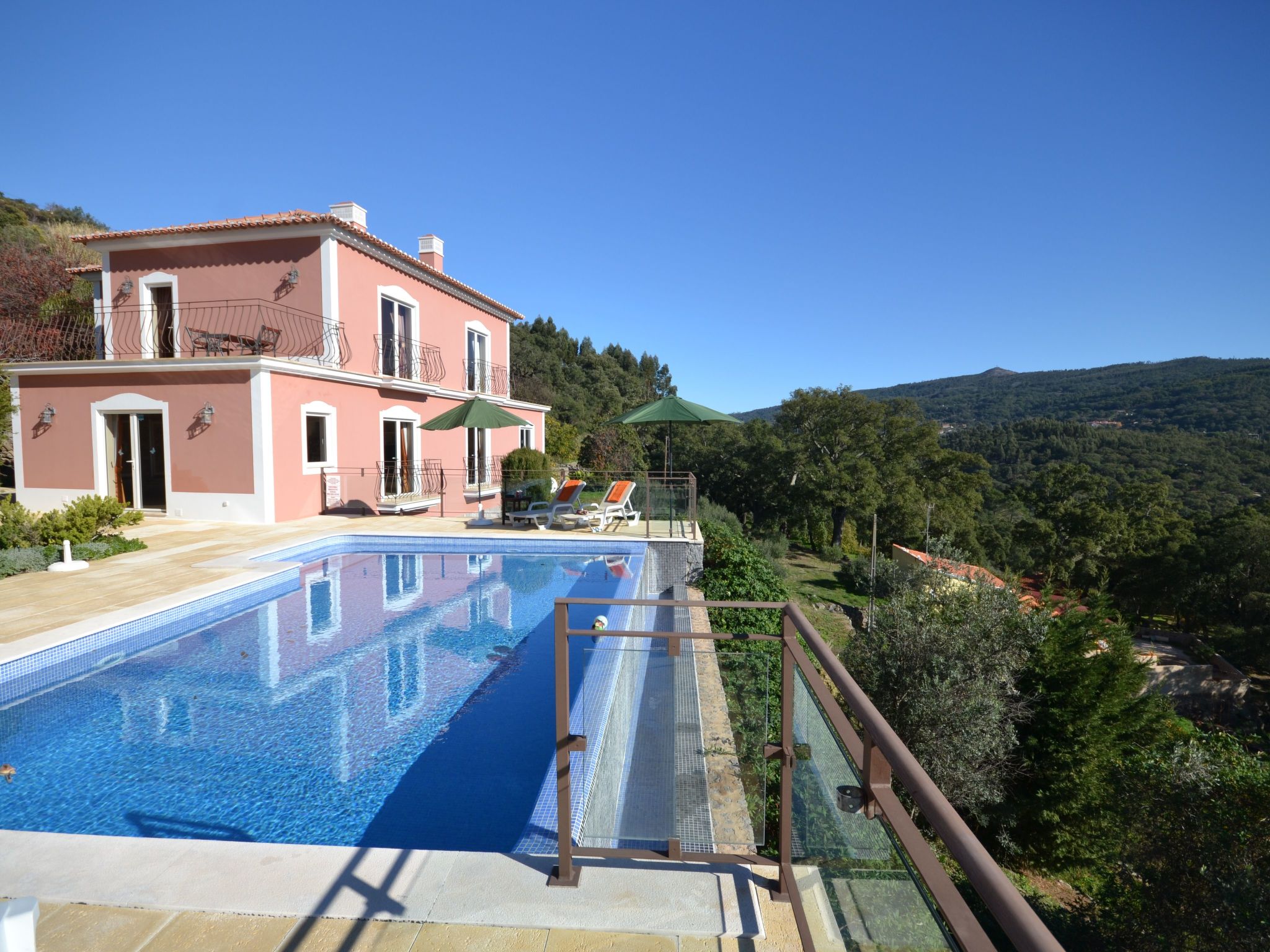 Luxuriöse Privatvilla mit Infinity-Pool-Drinnen