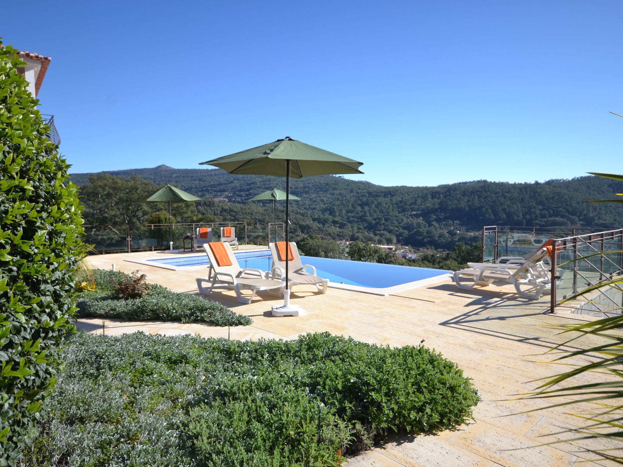 Luxuriöse Privatvilla mit Infinity-Pool-Drinnen