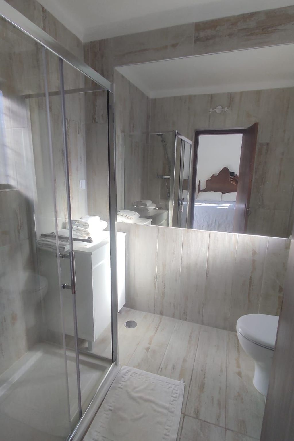 Mit Pool und 5 Schlafzimmern für 10 Personen.