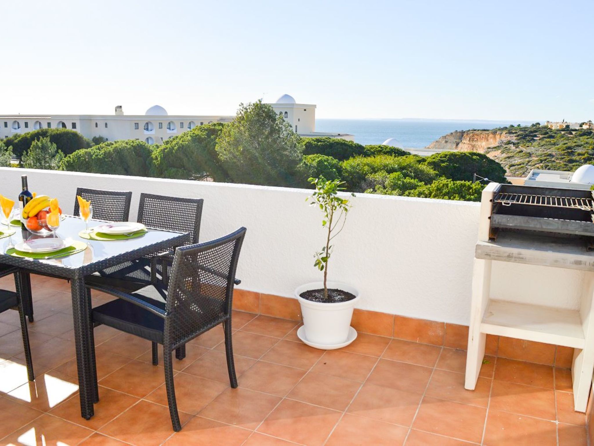 Wohnung mit Blick auf das Wasser-Image-tags.info