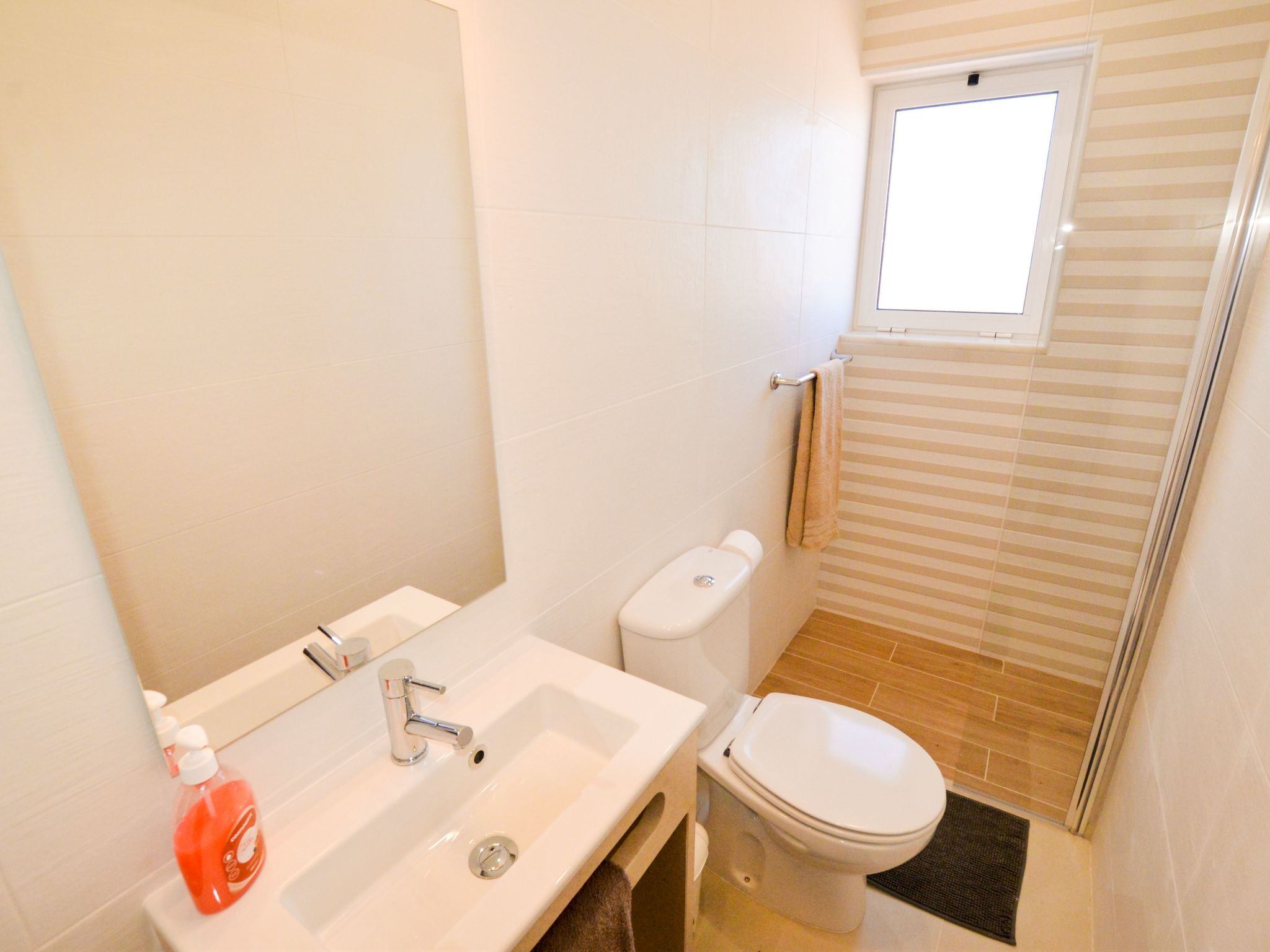 Wohnung mit Blick auf das Wasser-Image-tags.info