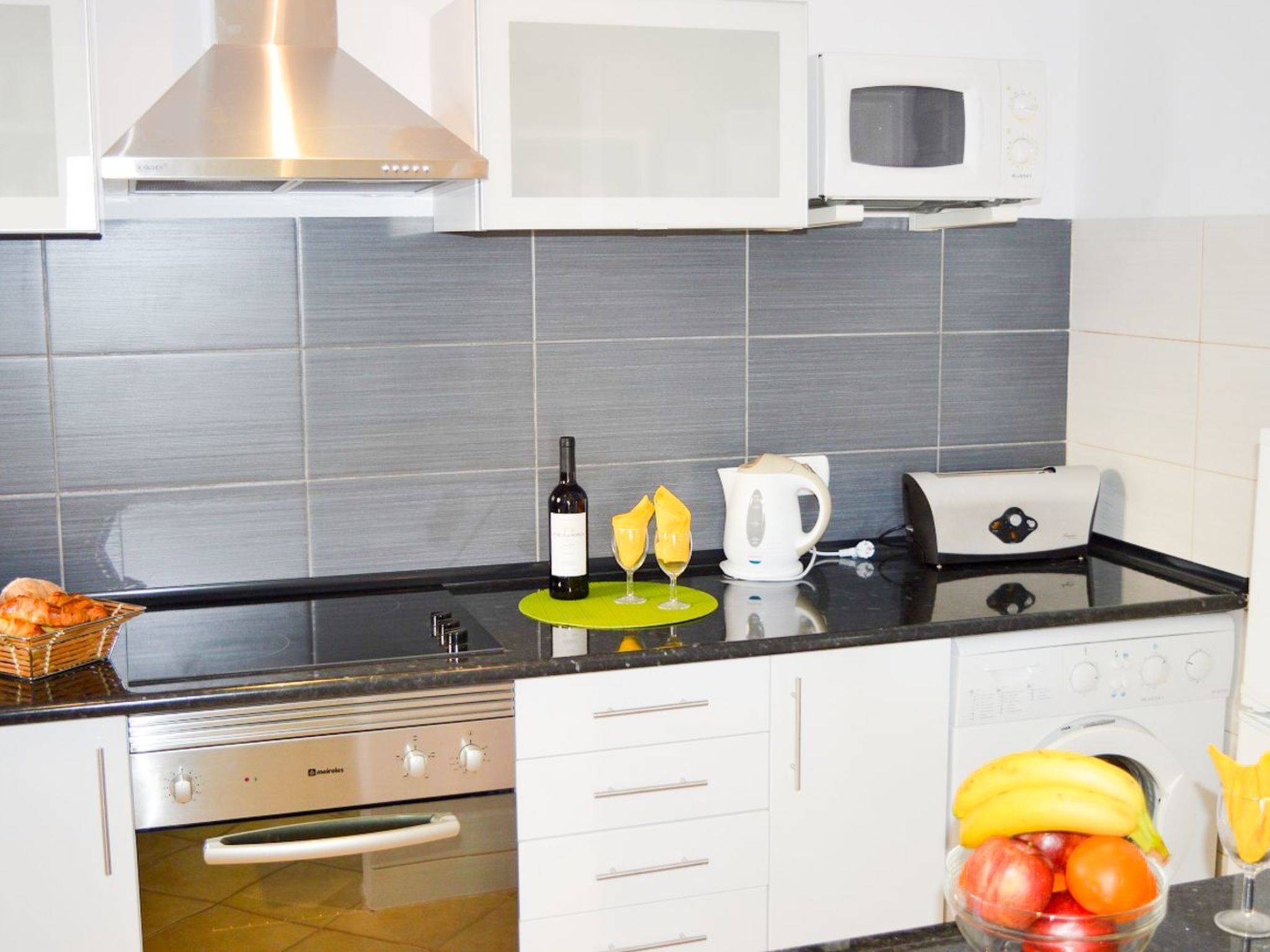 Wohnung mit Blick auf das Wasser-Image-tags.info