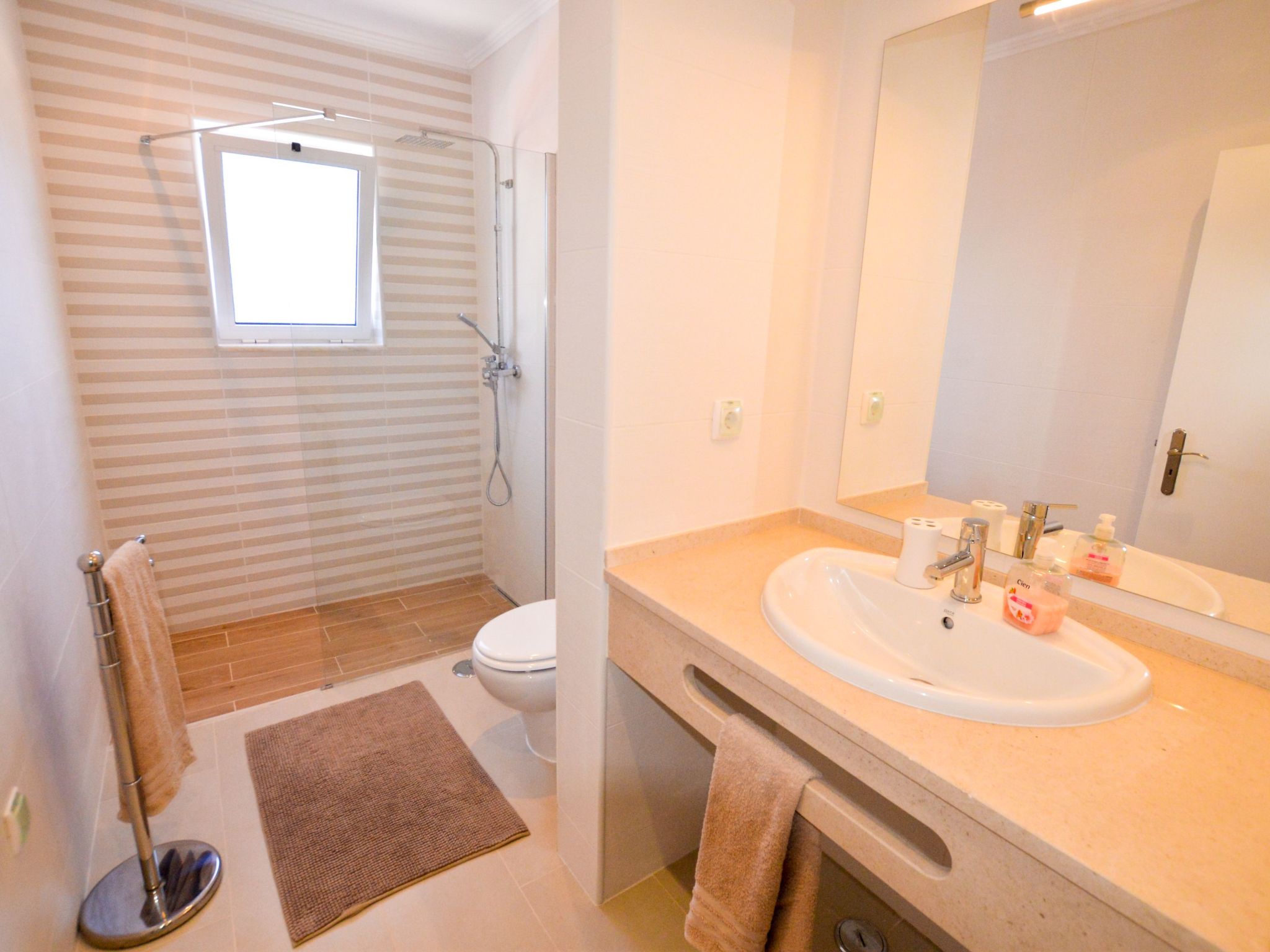 Wohnung mit Blick auf das Wasser-Image-tags.info