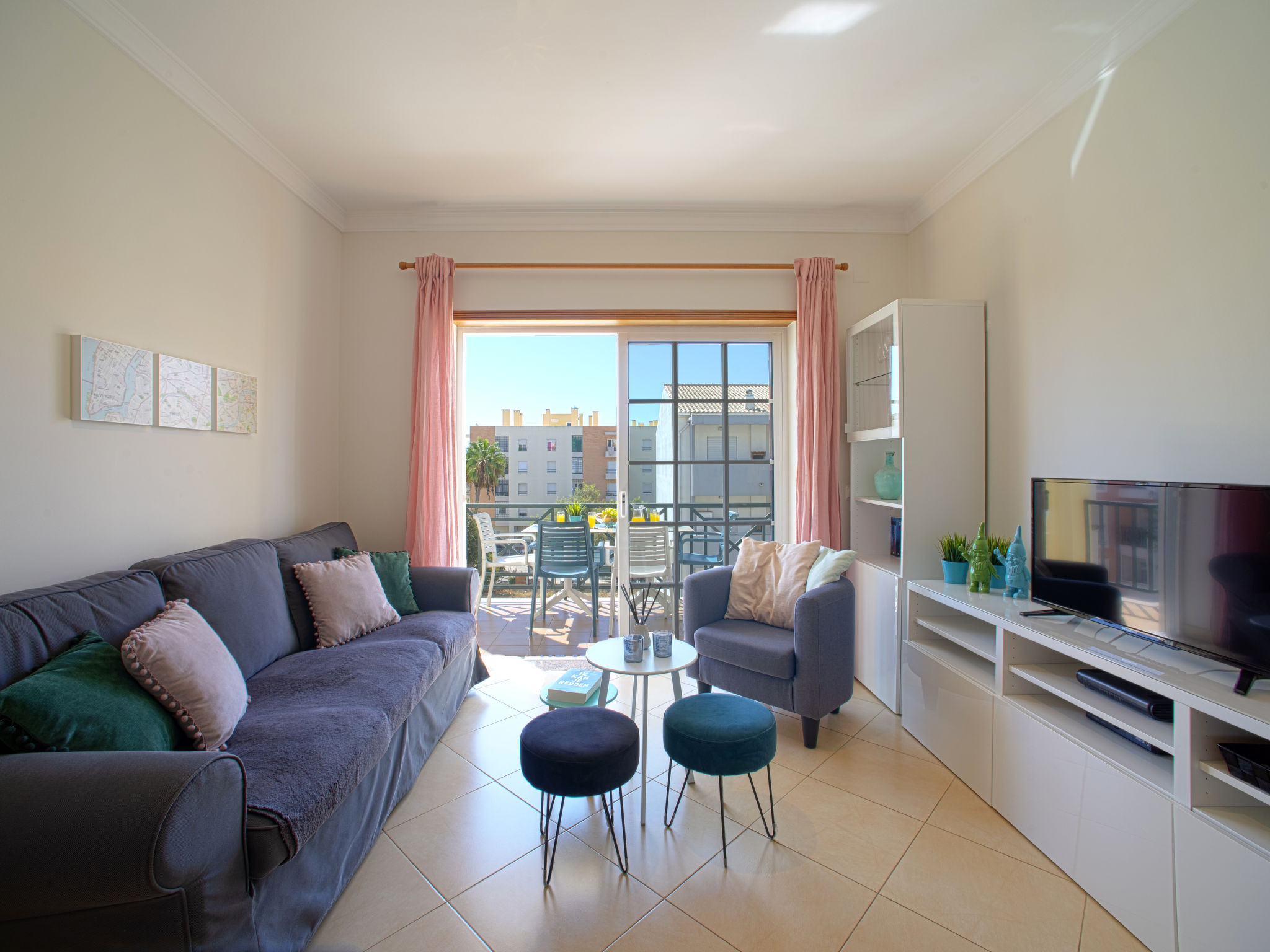 "Sunny Beach Diamond", appartement 3-kamers 70 m2 op de 3e verdieping. Zeer comfortabel en gezellig ingericht: woon-/eetkamer met TV, Kabel-TV, internationale TV-zenders, Flatscreen TV, air-conditioni..