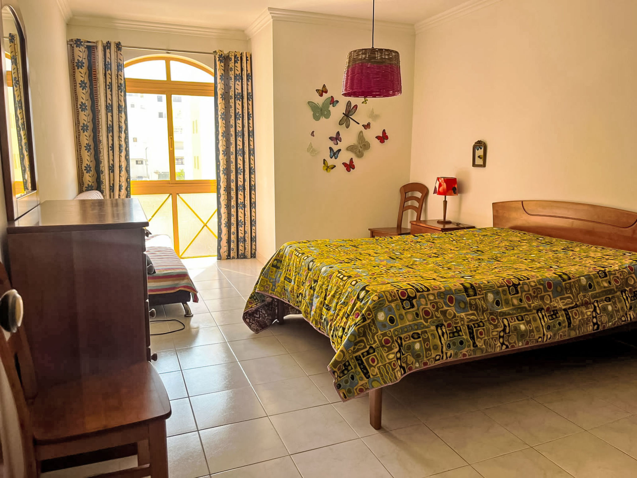 Apartment with Pool View - Binnen