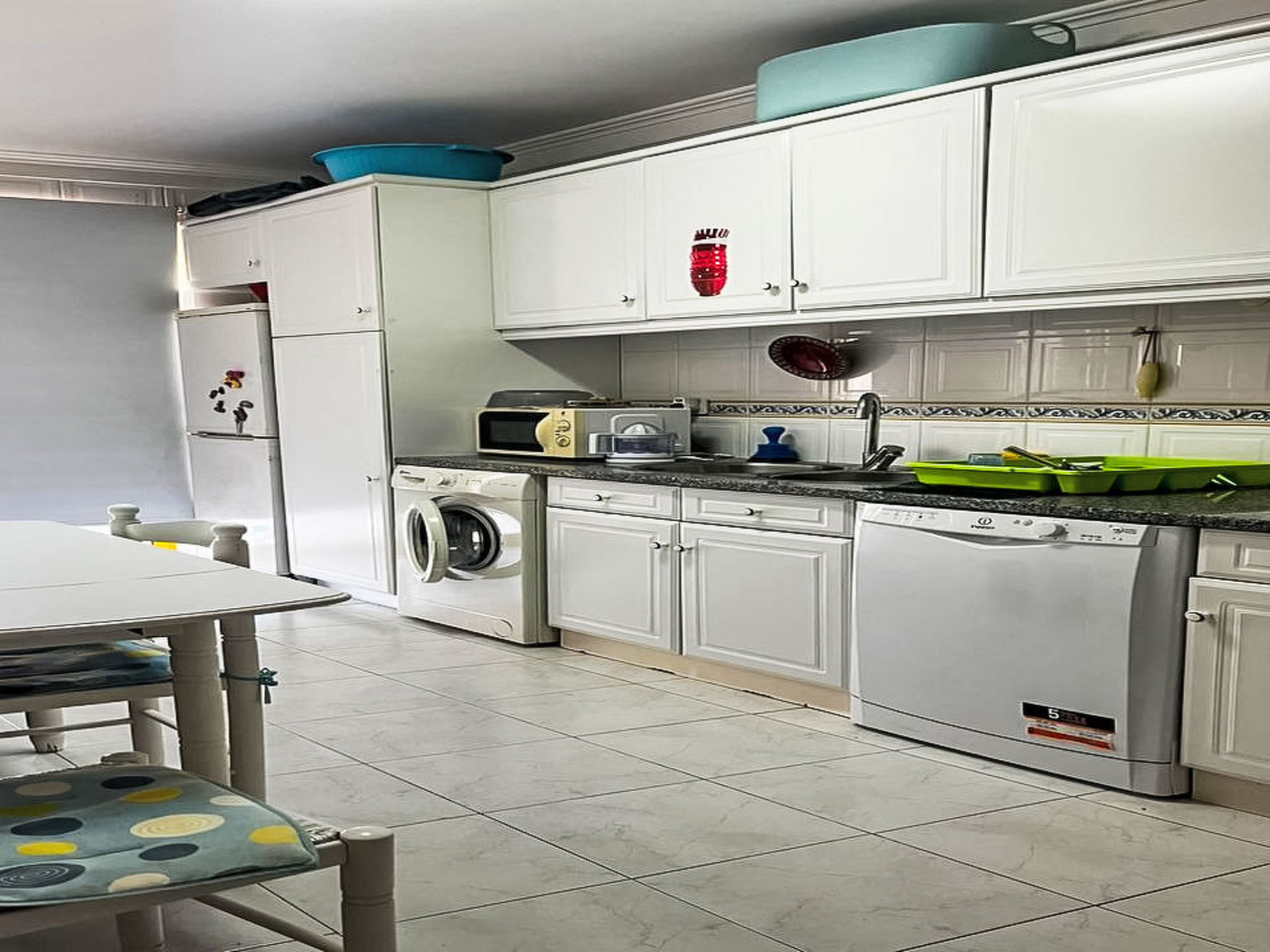 Apartment with Pool View - Binnen