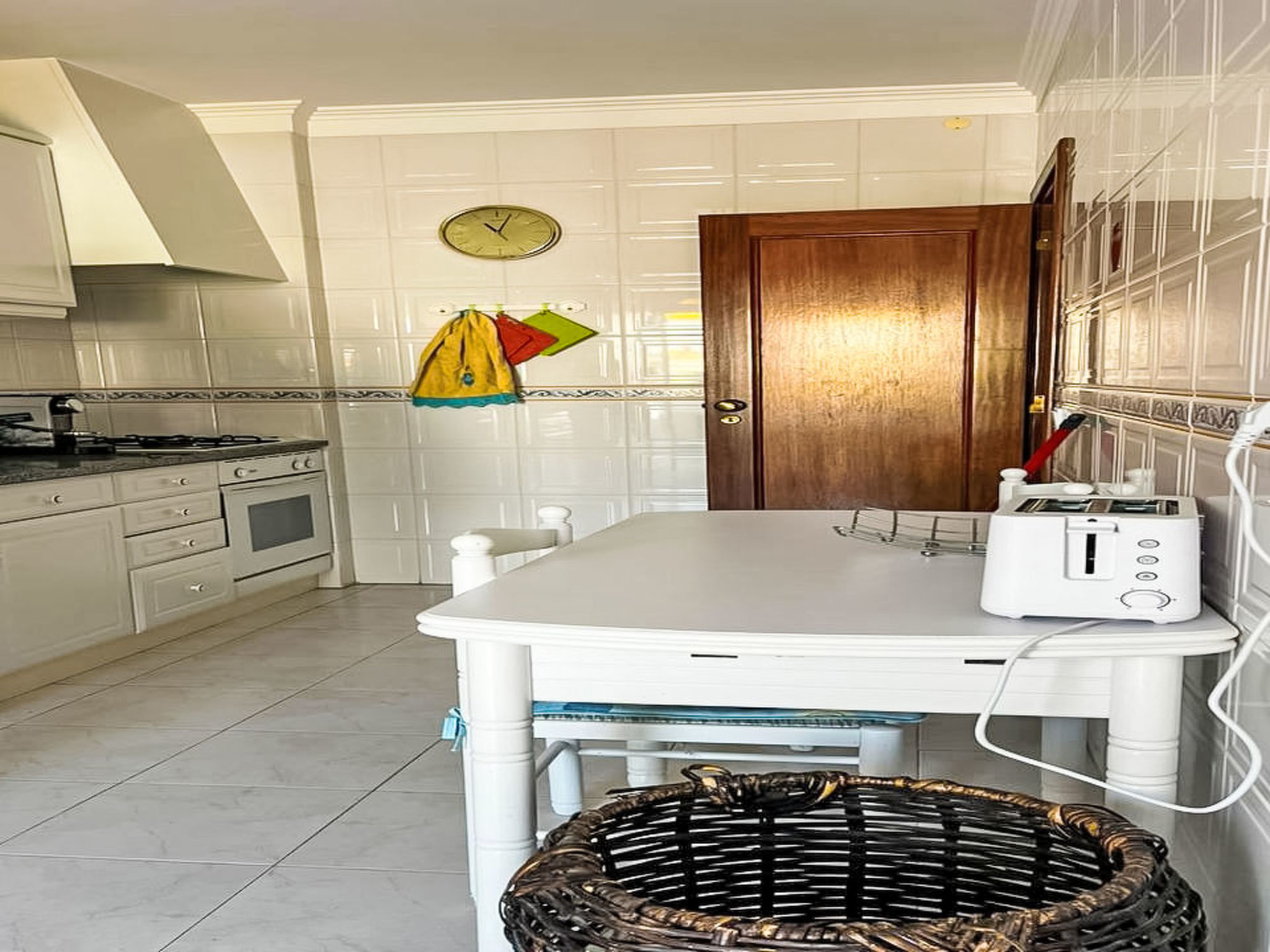 Apartment with Pool View - Binnen