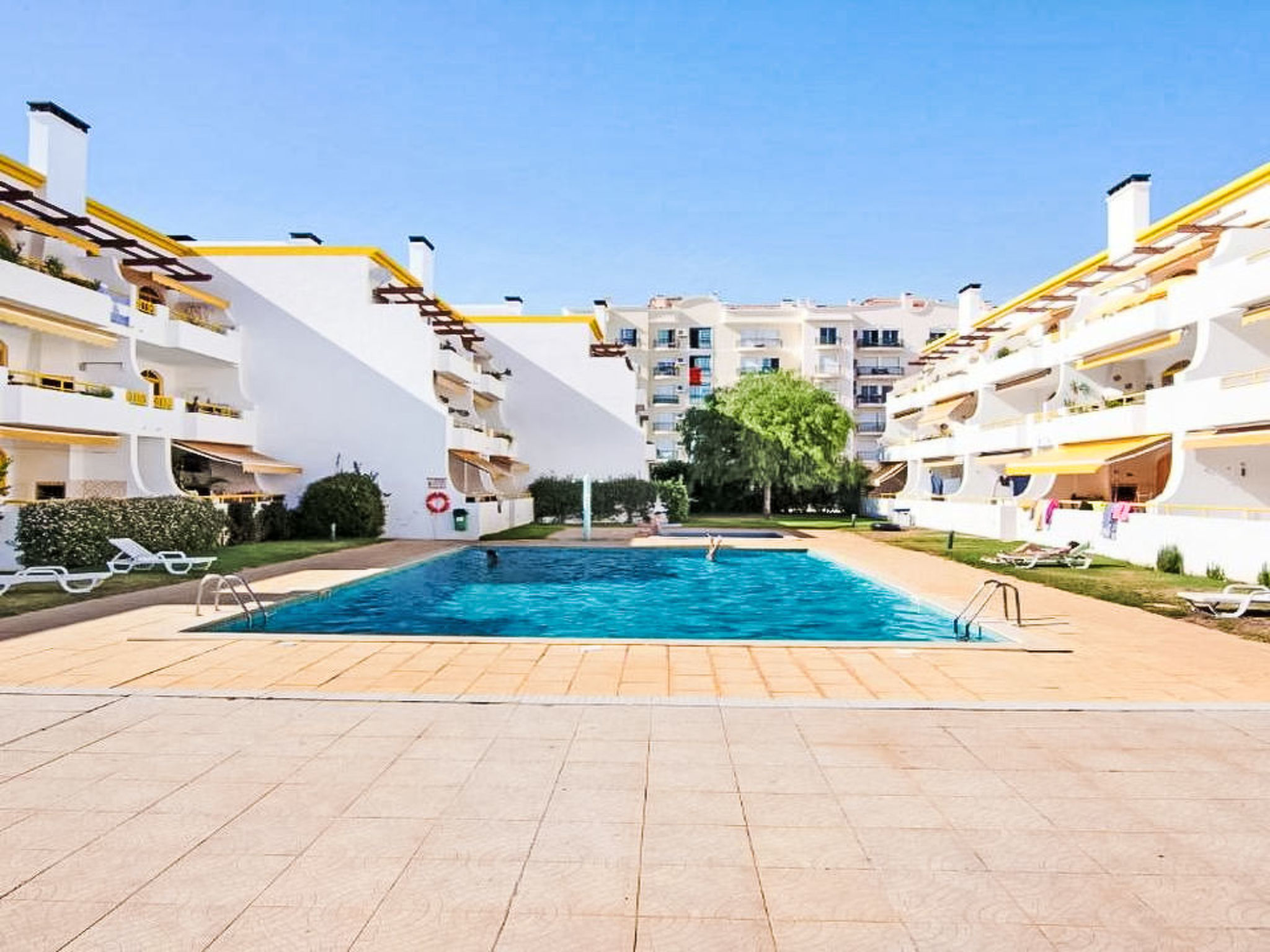 Apartment with Pool View - Buiten