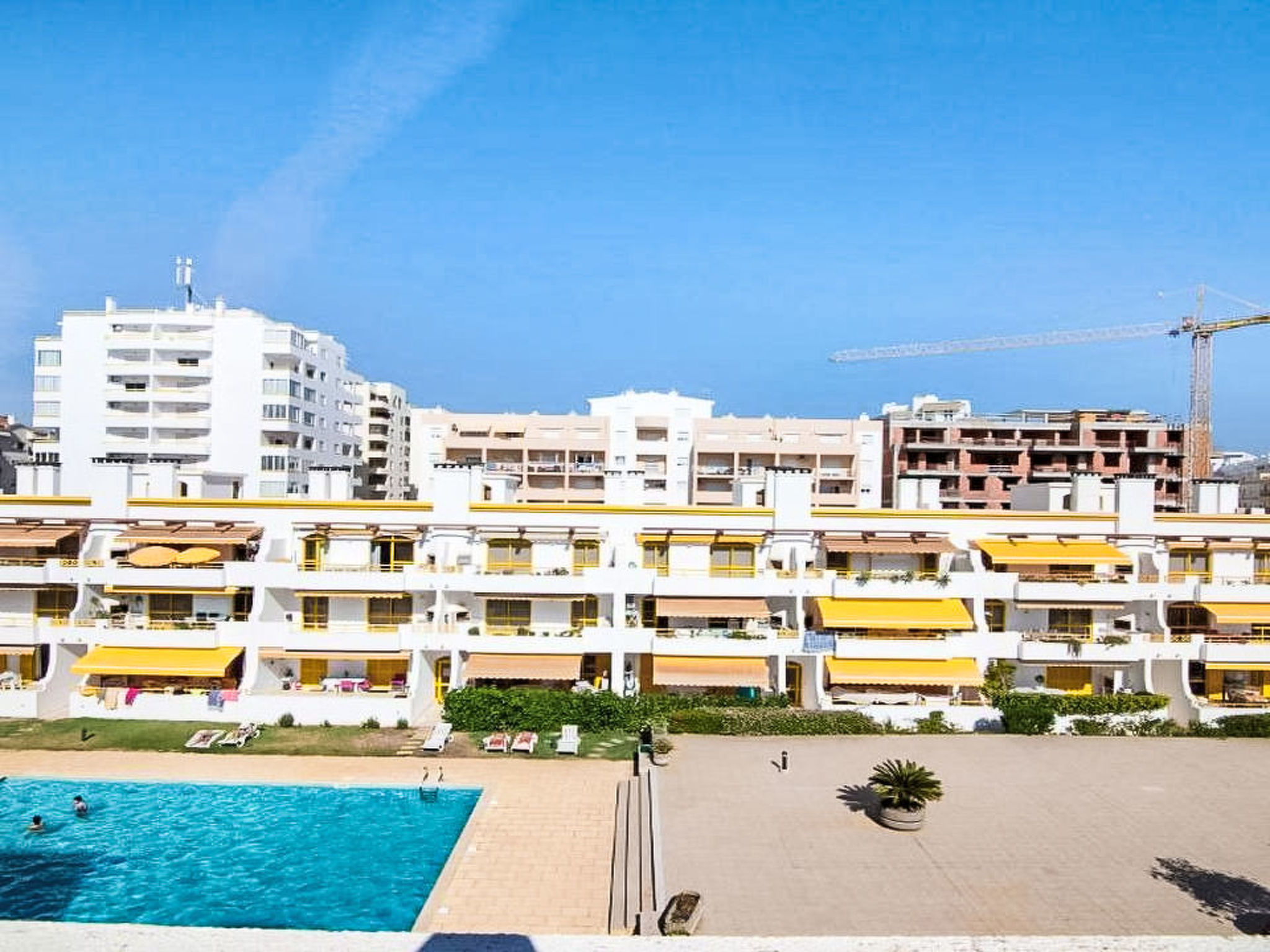 Apartment with Pool View - Buiten