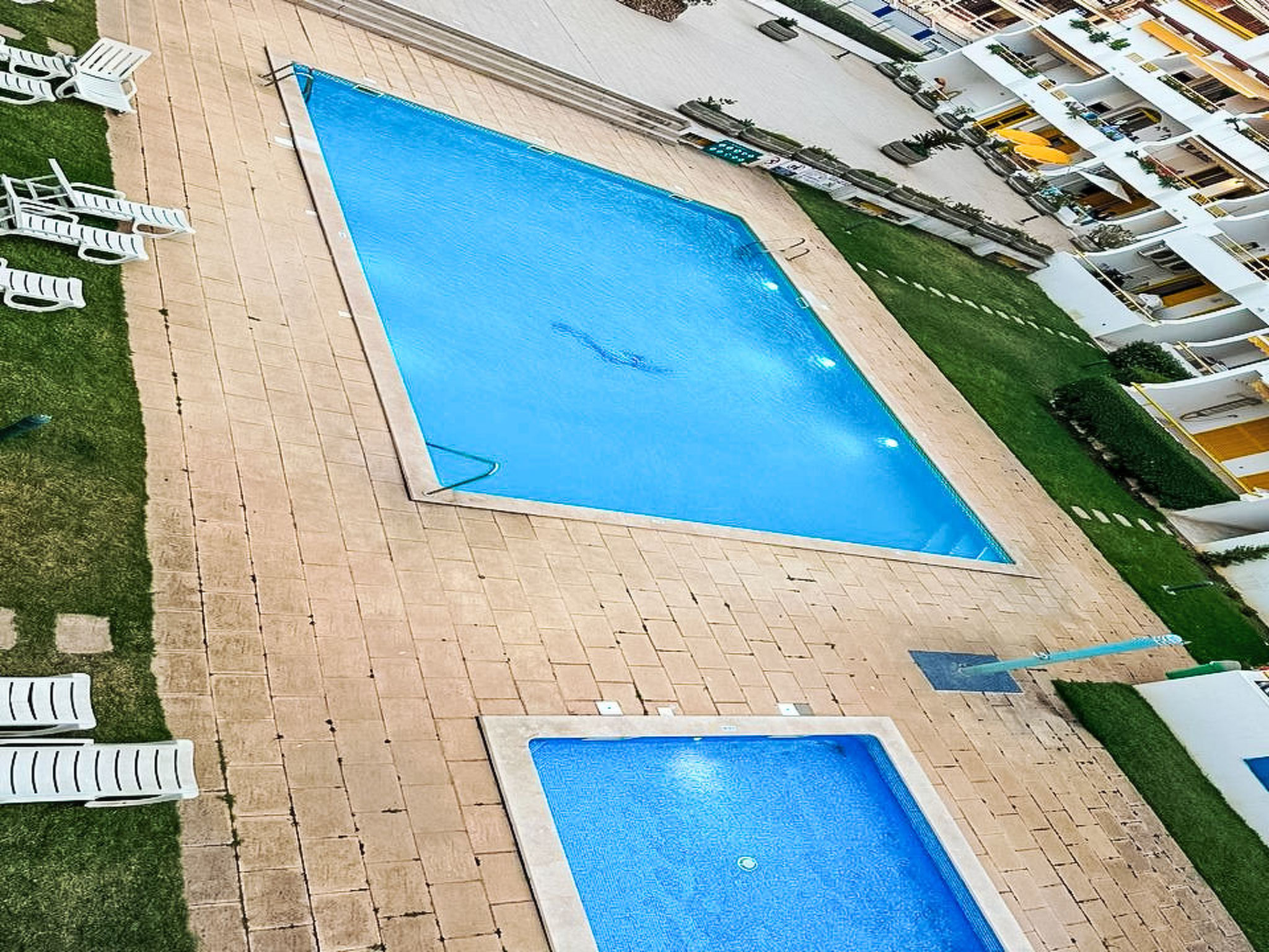 Apartment with Pool View - Buiten