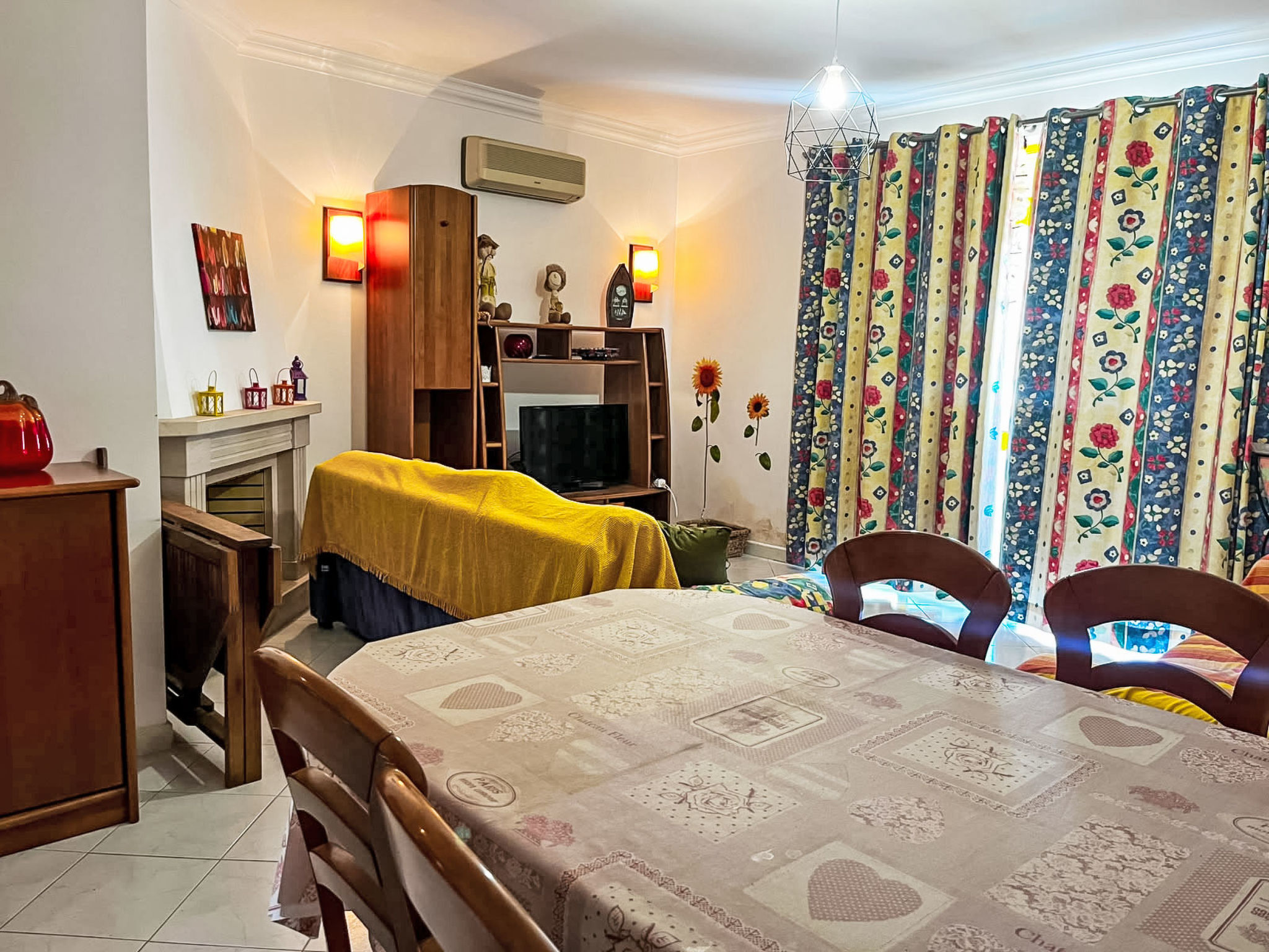 Apartment with Pool View - Binnen