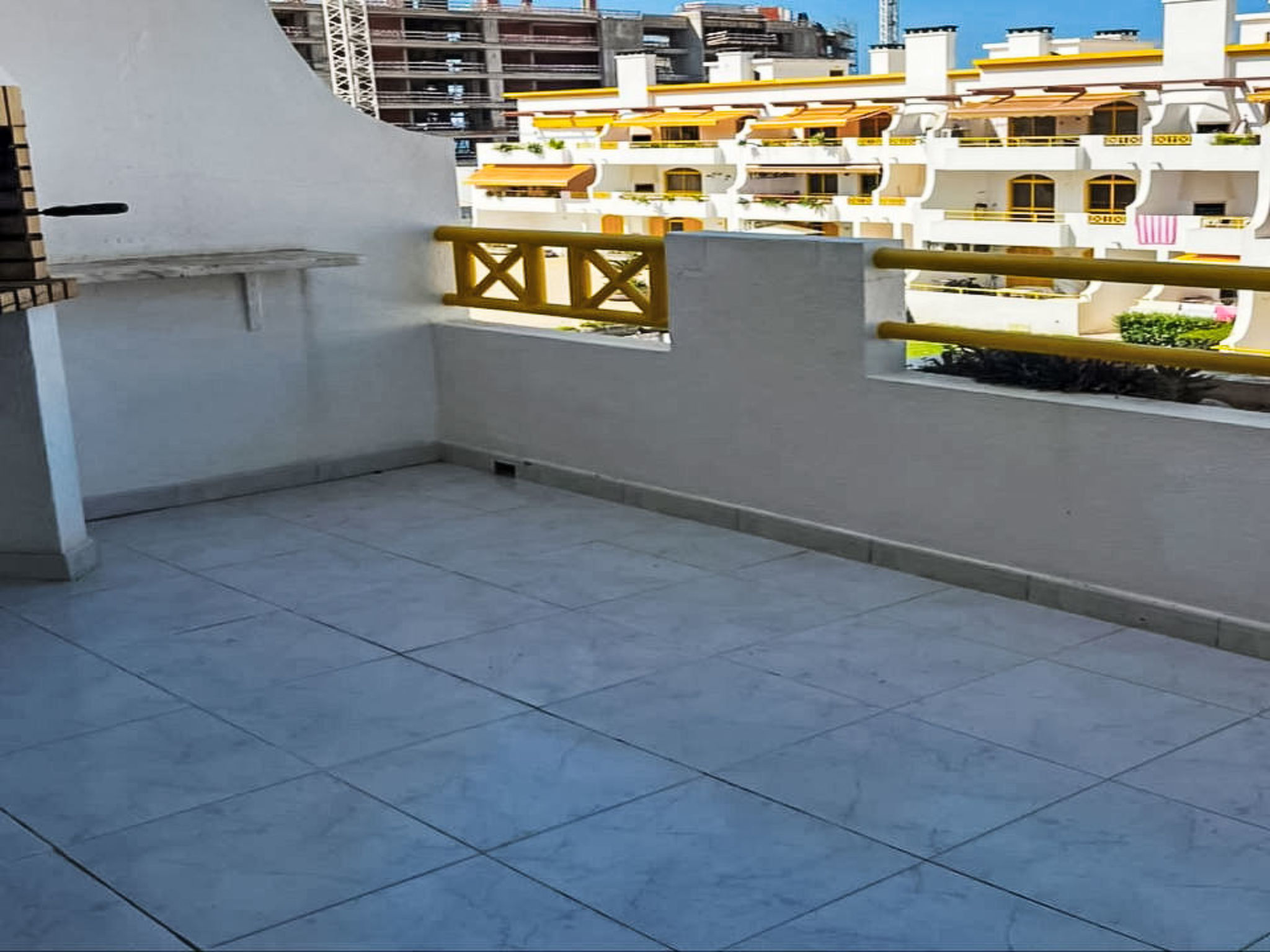 Apartment with Pool View - Buiten