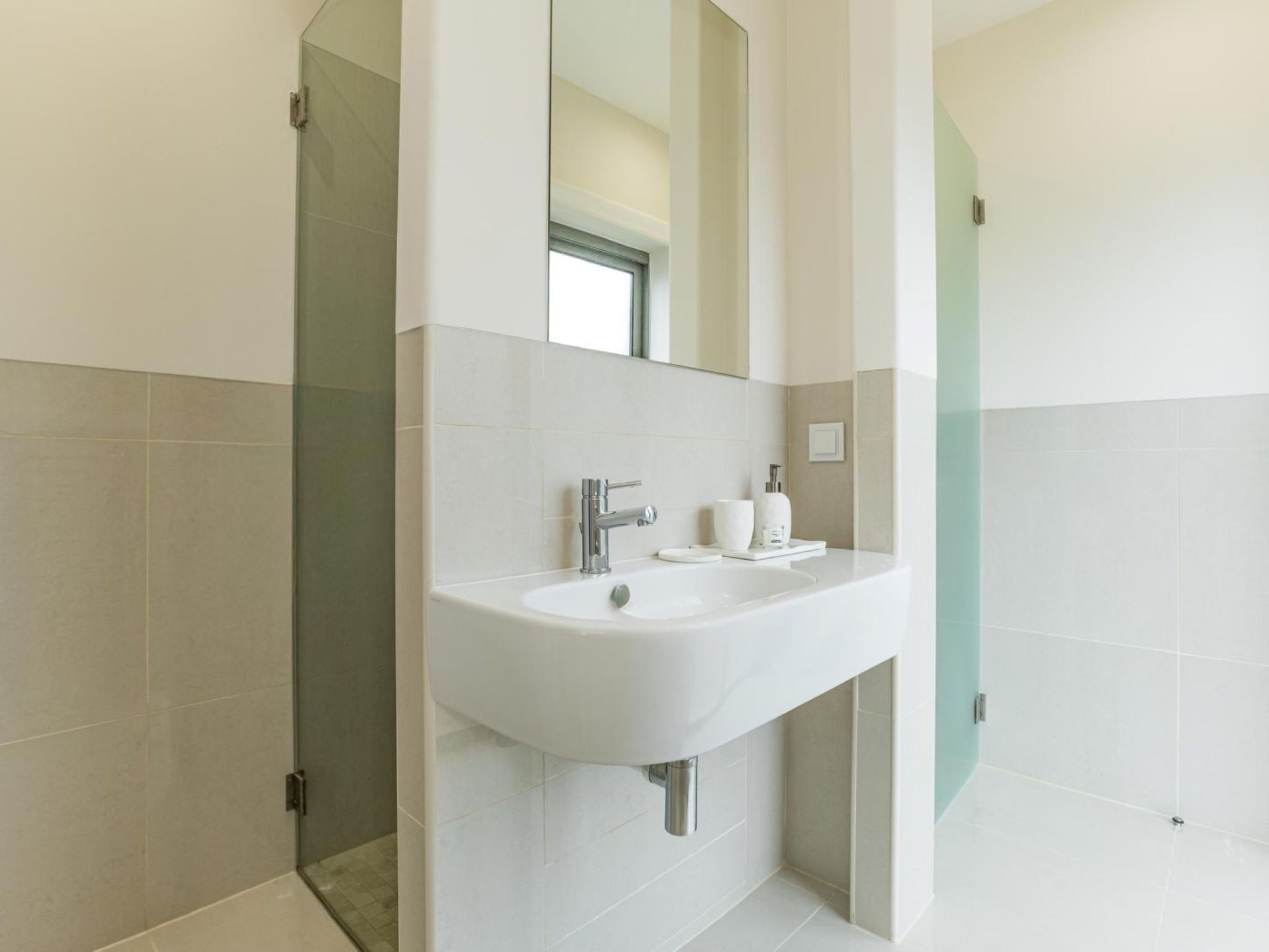 Pine Hills Reva Santuary Modern Elegance-Inside