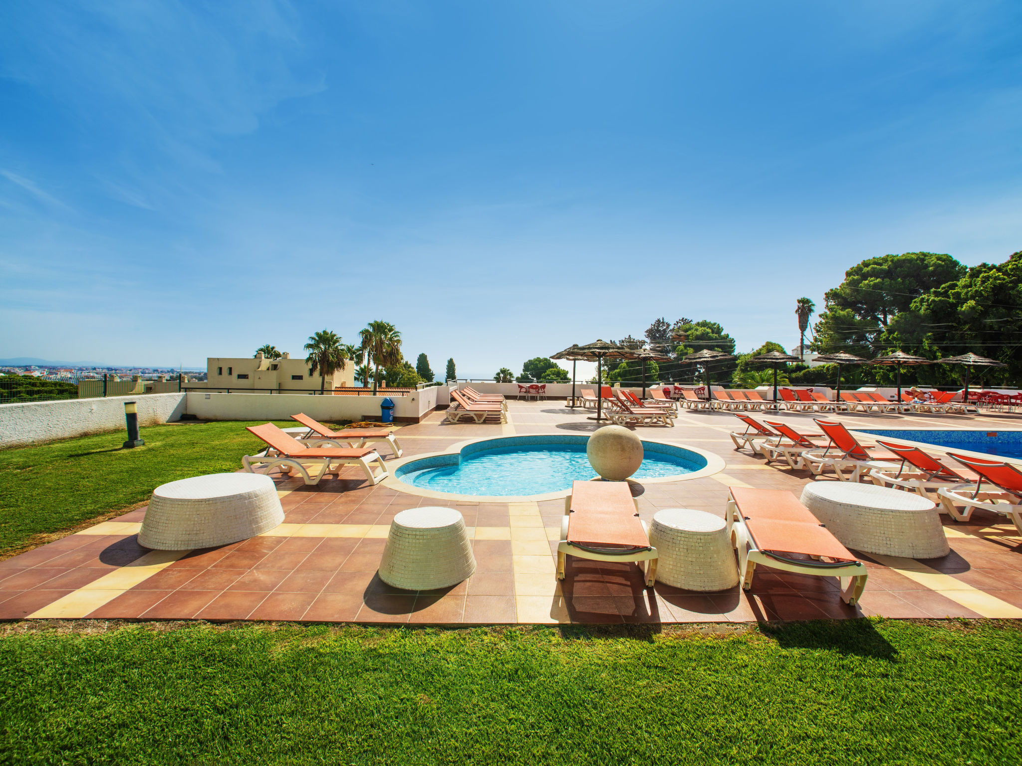 "La Perle D´Albufeira", studio 1-kamer 33 m2 op de 1e verdieping. Ruim, gerenoveerd in 2023, zeer doelmatig en gezellig ingericht: Studio met 1 2-pers bed (160 cm, lengte 190 cm), TV, internationale ..