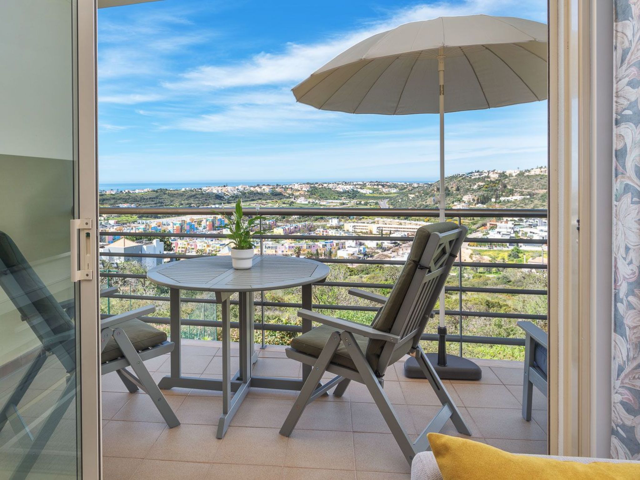 "Elena 2" mit Blick auf das Wasser